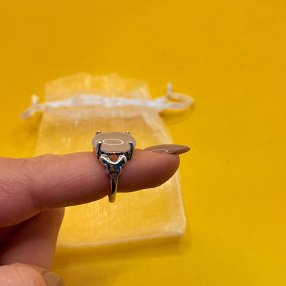 Cream Cabochon Statement Ring with Pouch