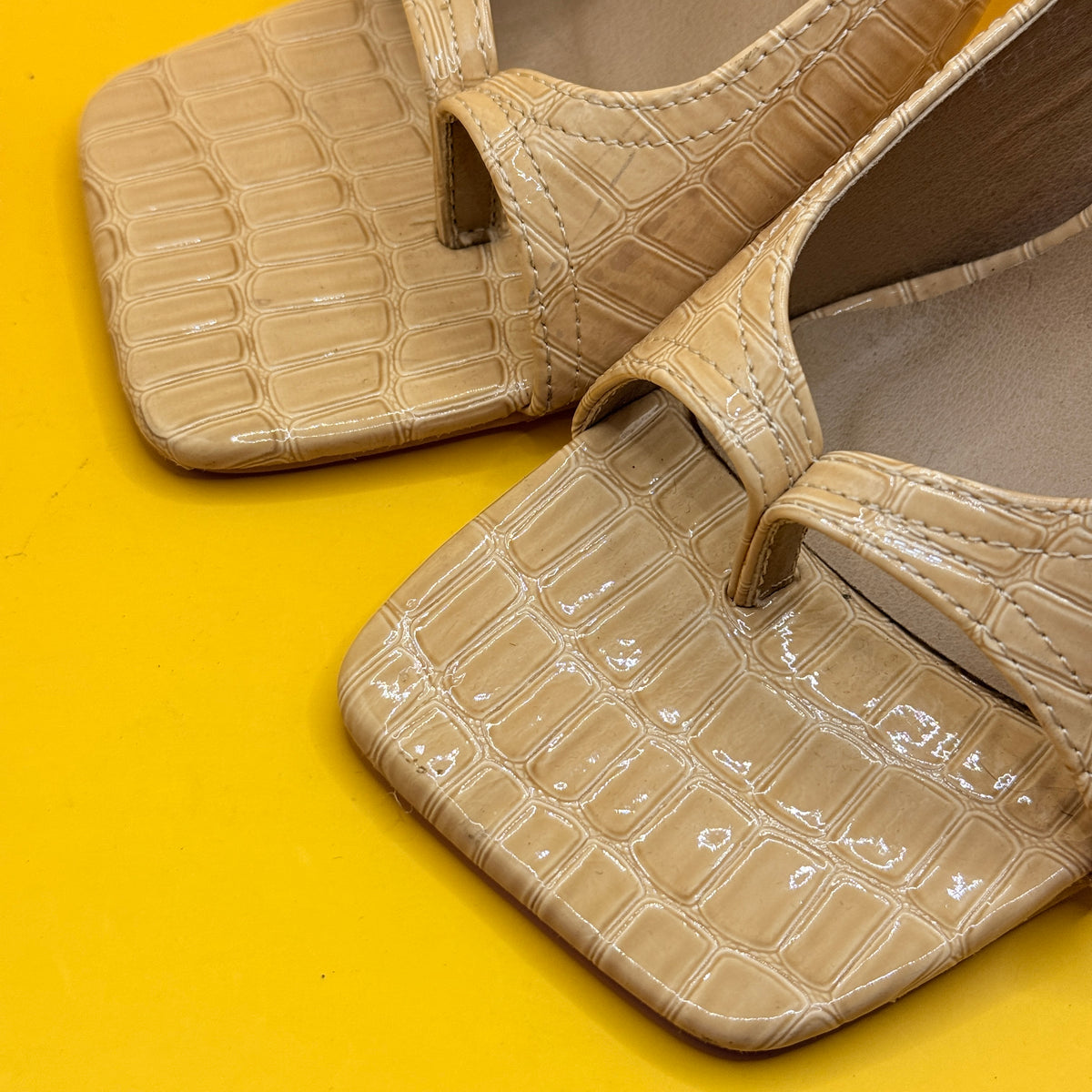 No Doubt Beige Croc-Embossed Thong Mule Heels Size 7½