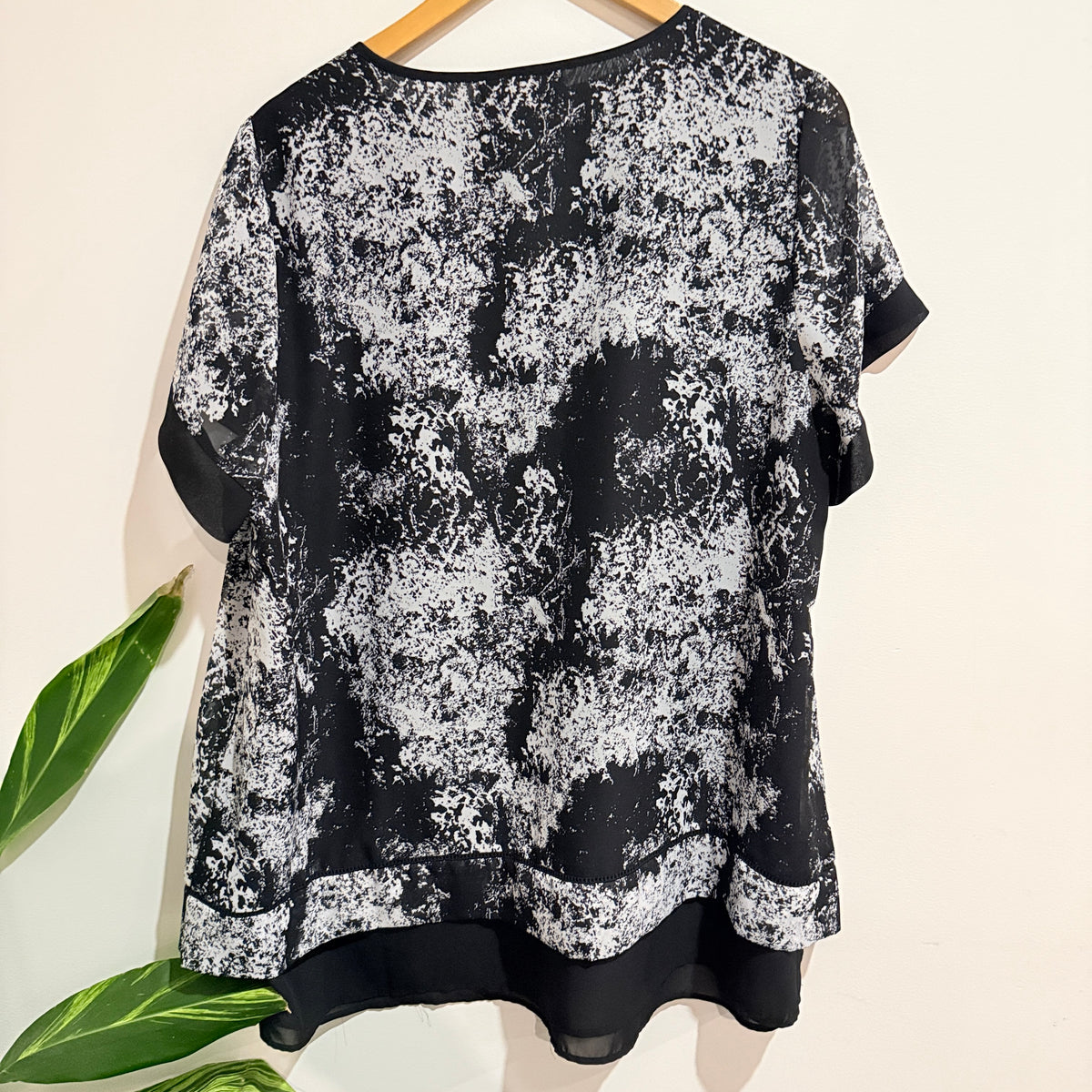 Wild Child City Black White Print Short Sleeve Top Size 18
