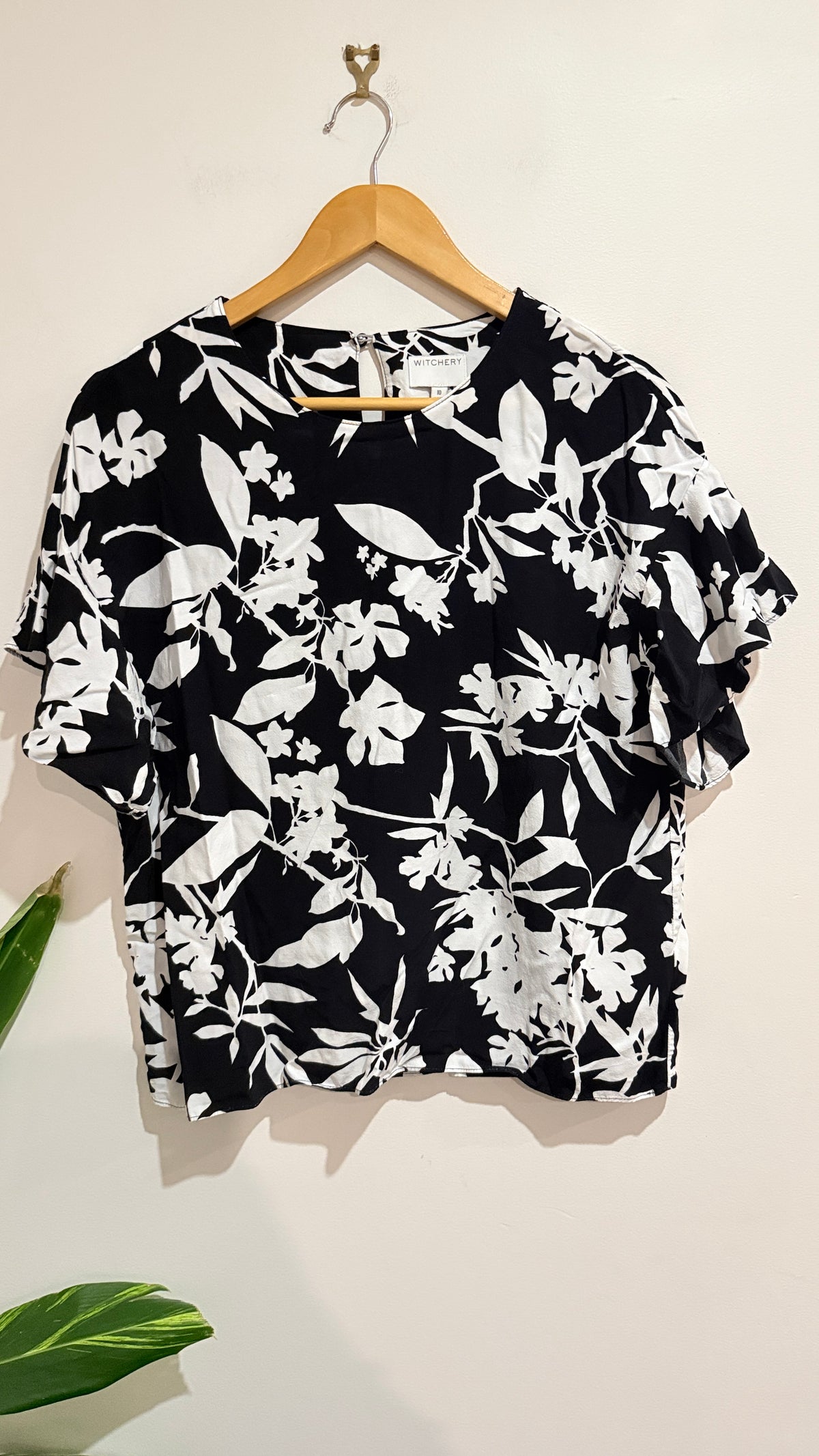 Witchery Black and White Floral Short Sleeve Top Size 10
