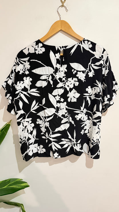Witchery Black and White Floral Short Sleeve Top Size 10