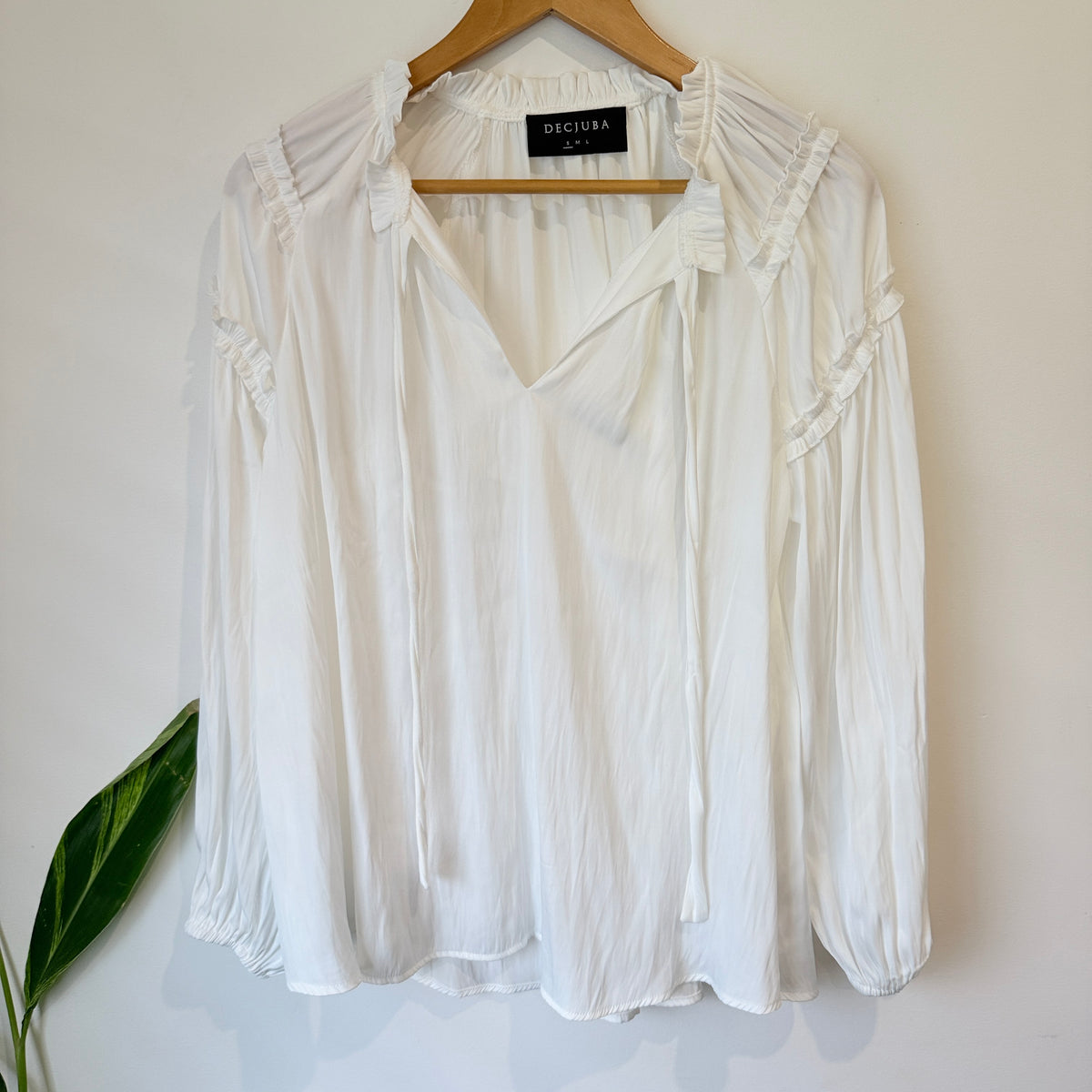 Decjuba White Ruffle Trim V Neck Blouse Size M