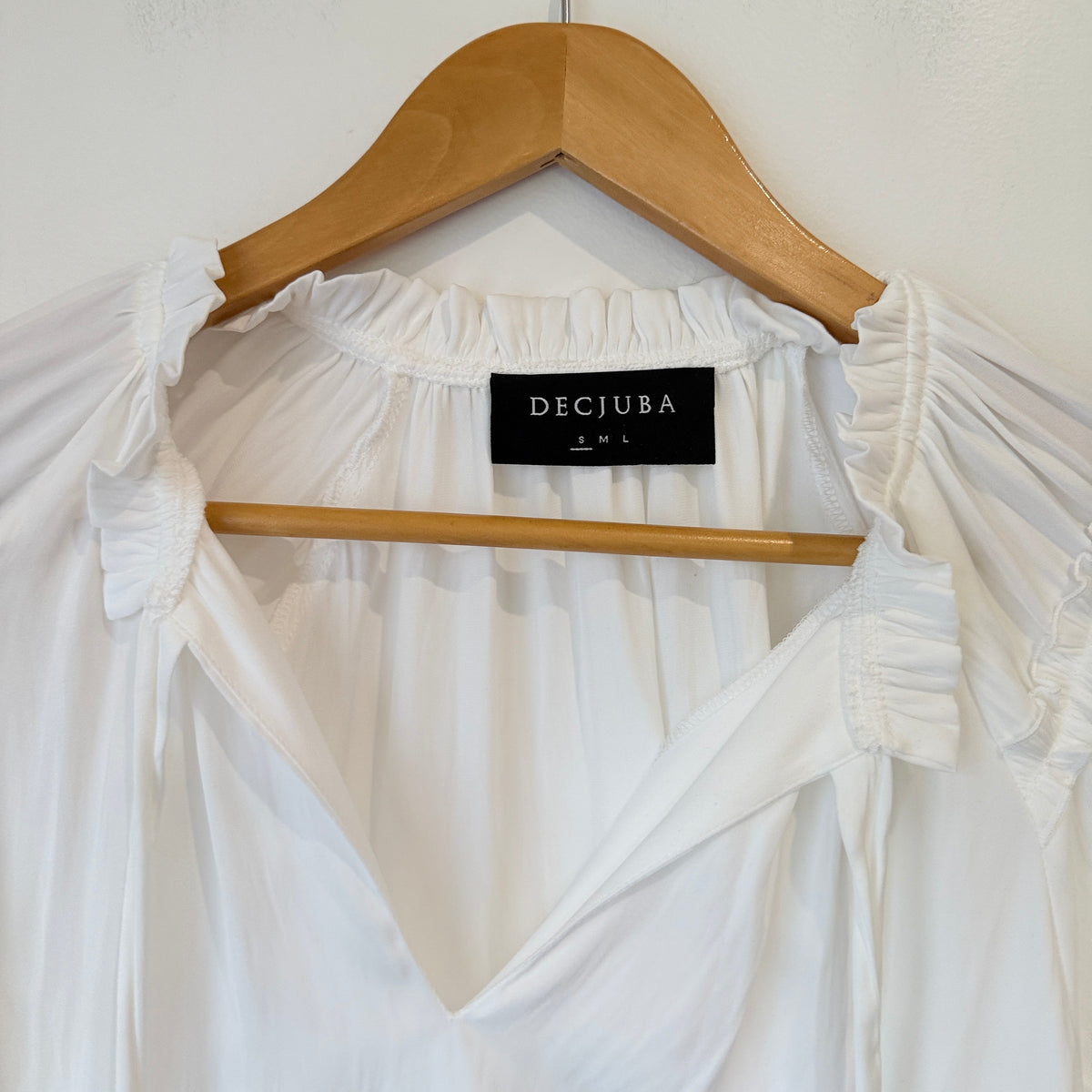 Decjuba White Ruffle Trim V Neck Blouse Size M