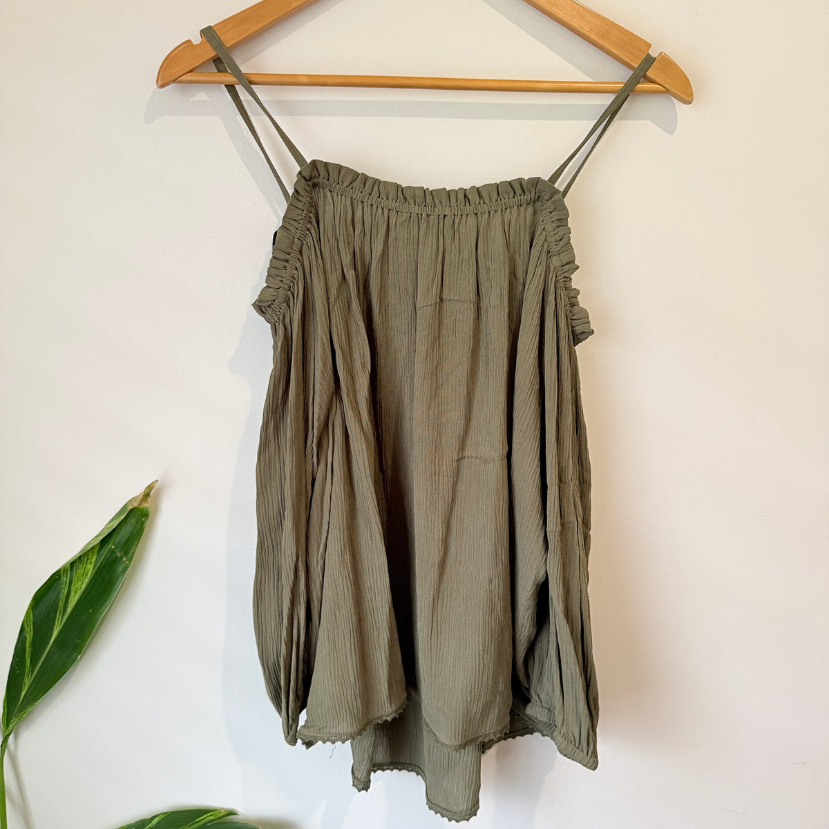Decjuba Khaki Frill Cld Shoulder Top Size 10