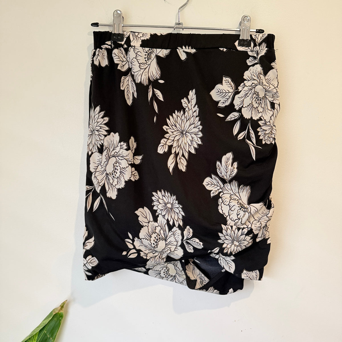 Charlo Black Floral Print Ruched Skirt Size 8