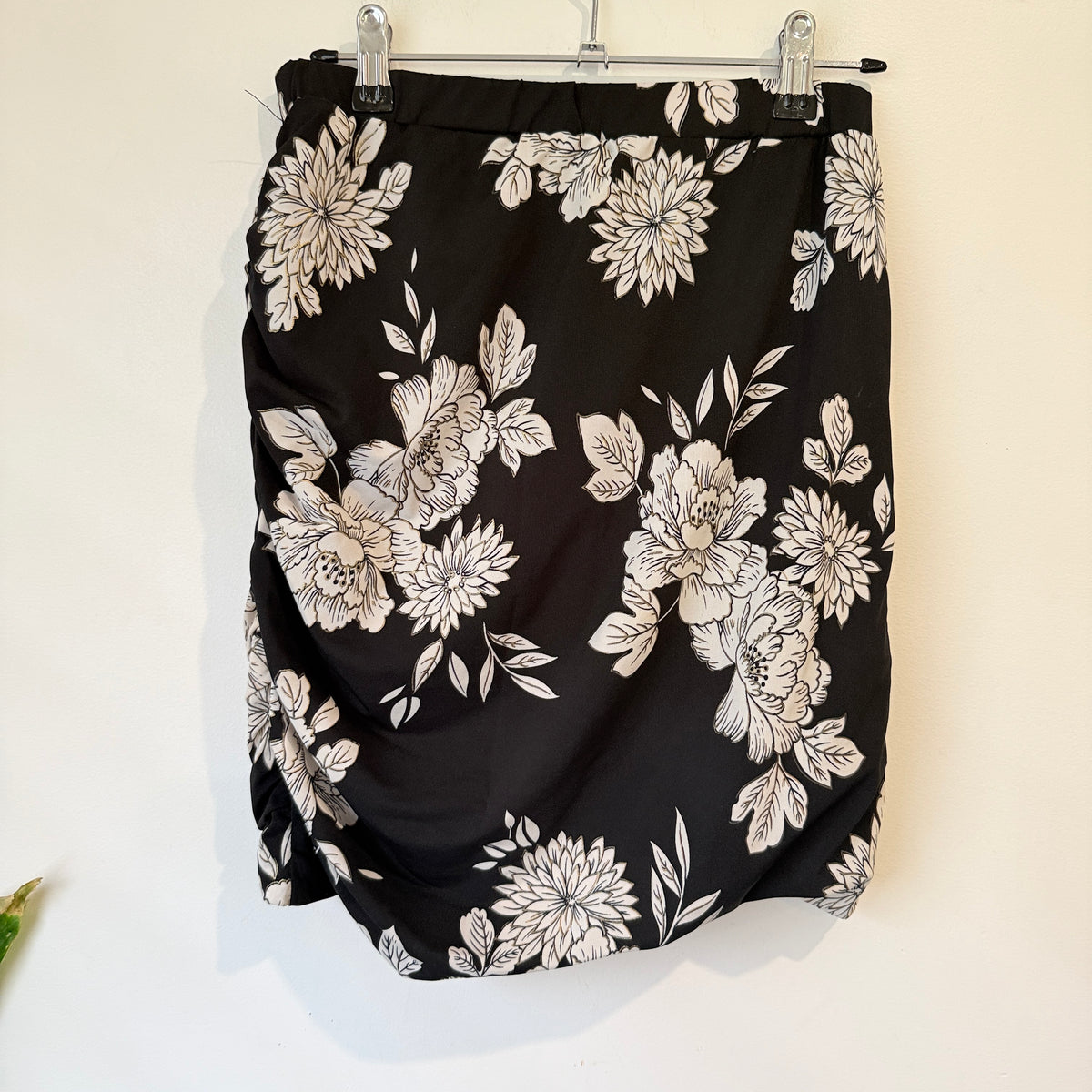 Charlo Black Floral Print Ruched Skirt Size 8