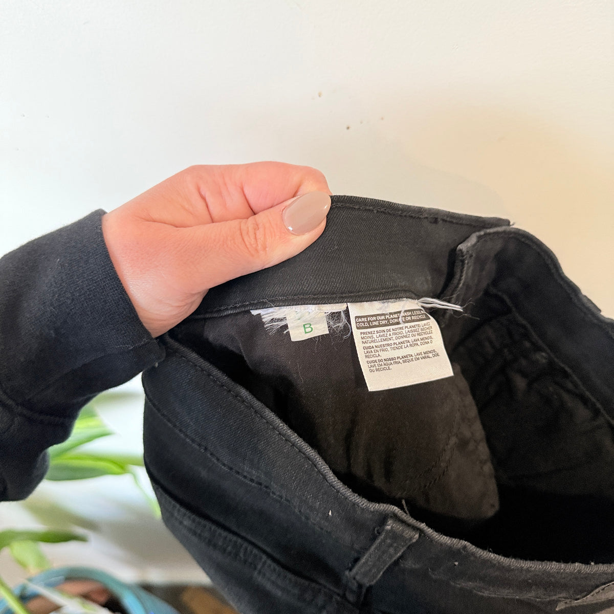 Levi's Mile High Super Skinny Black Distressed Jeans Size 28