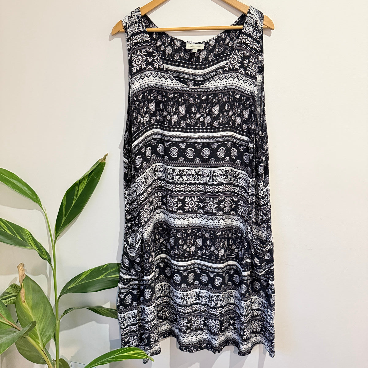 Autograph Black and White Paisley Print Sleeveless Dress Size 24