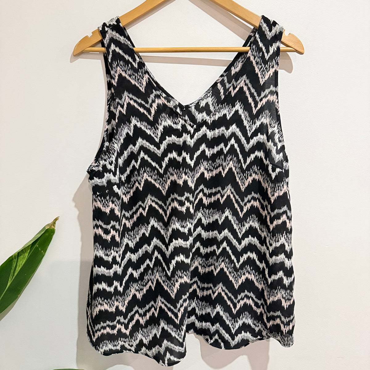 Black and White Chevron Print Sleeveless Top