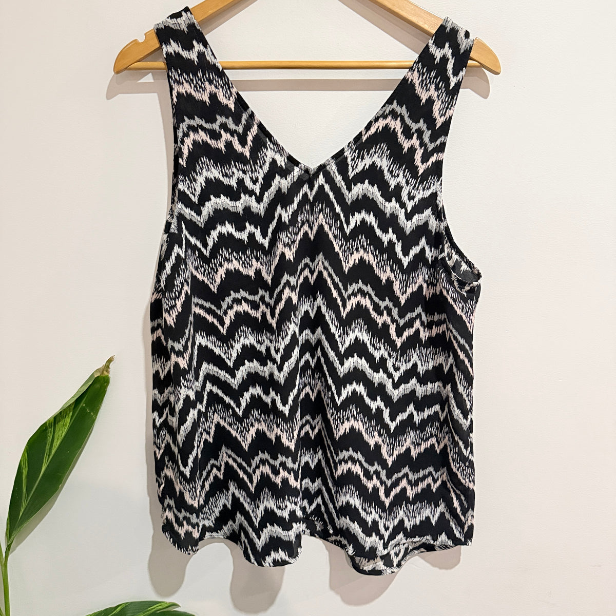 Black and White Chevron Print Sleeveless Top