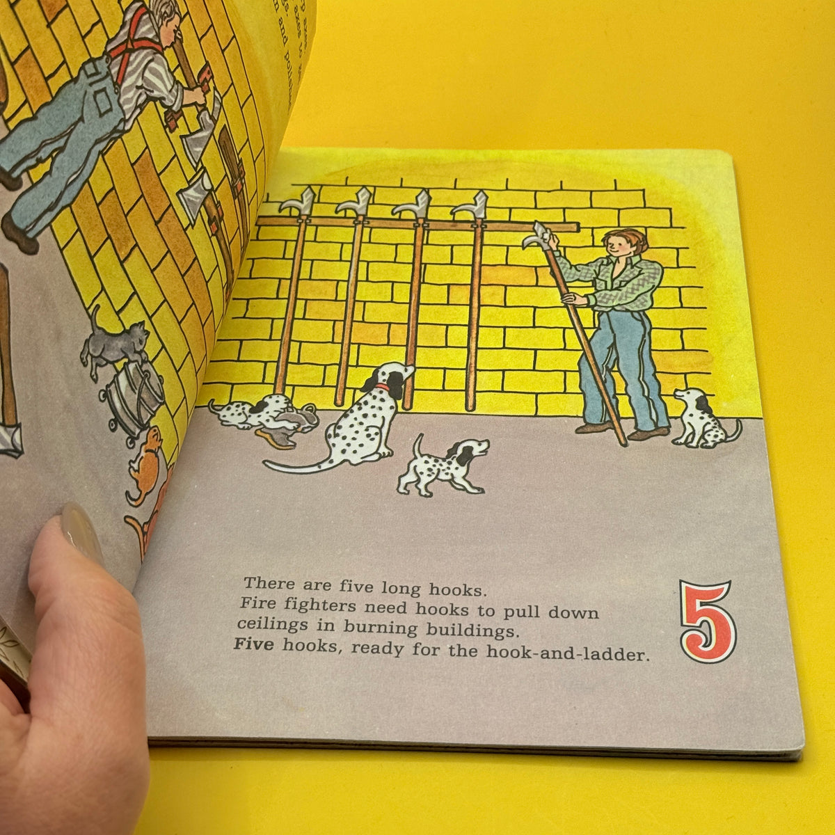 The Fire Fighters' Counting Book by Polly Curren (1983)