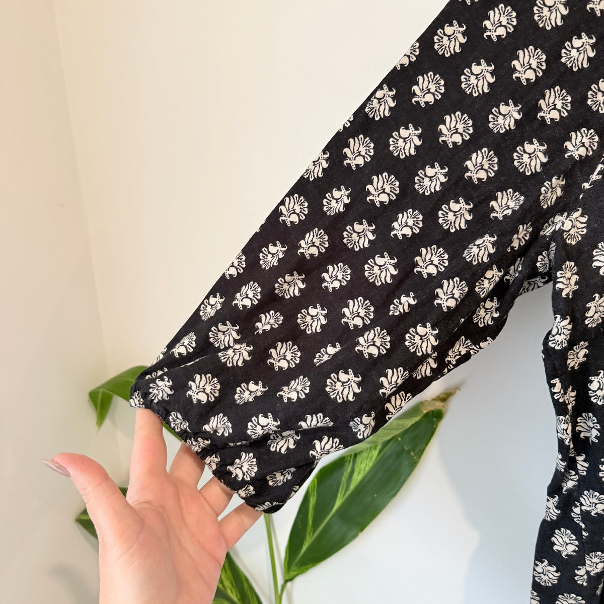 Black and White Floral Print Half Sleeve Top Size 14