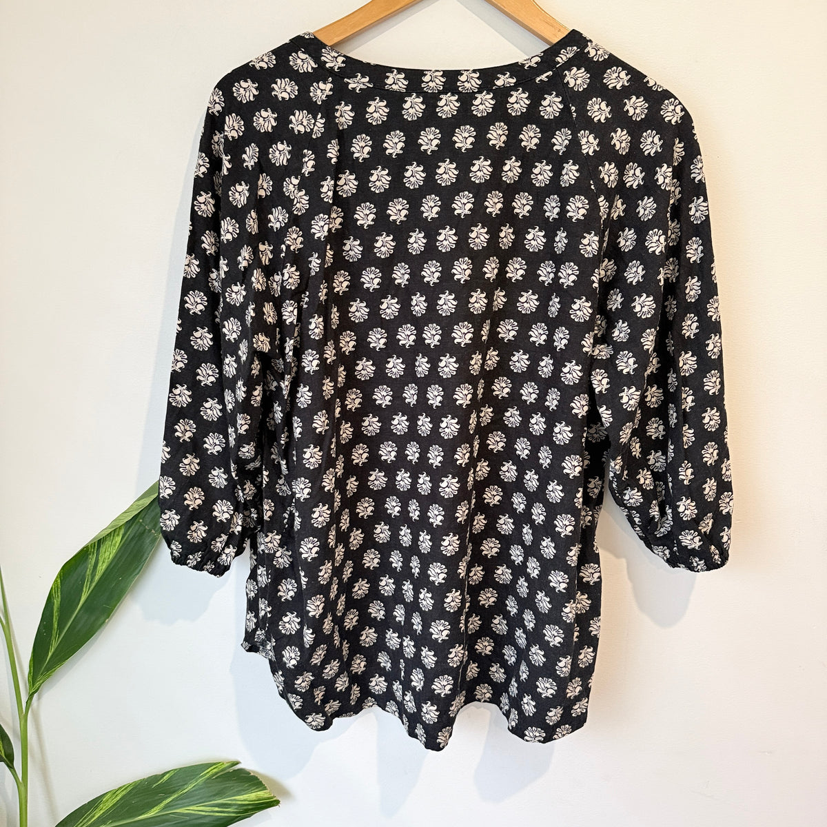 Black and White Floral Print Half Sleeve Top Size 14