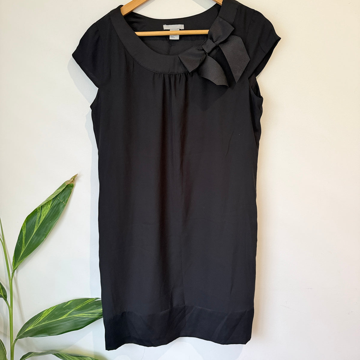 H&M Black Bow Detail Cap Sleeve Shift Dress Size 8