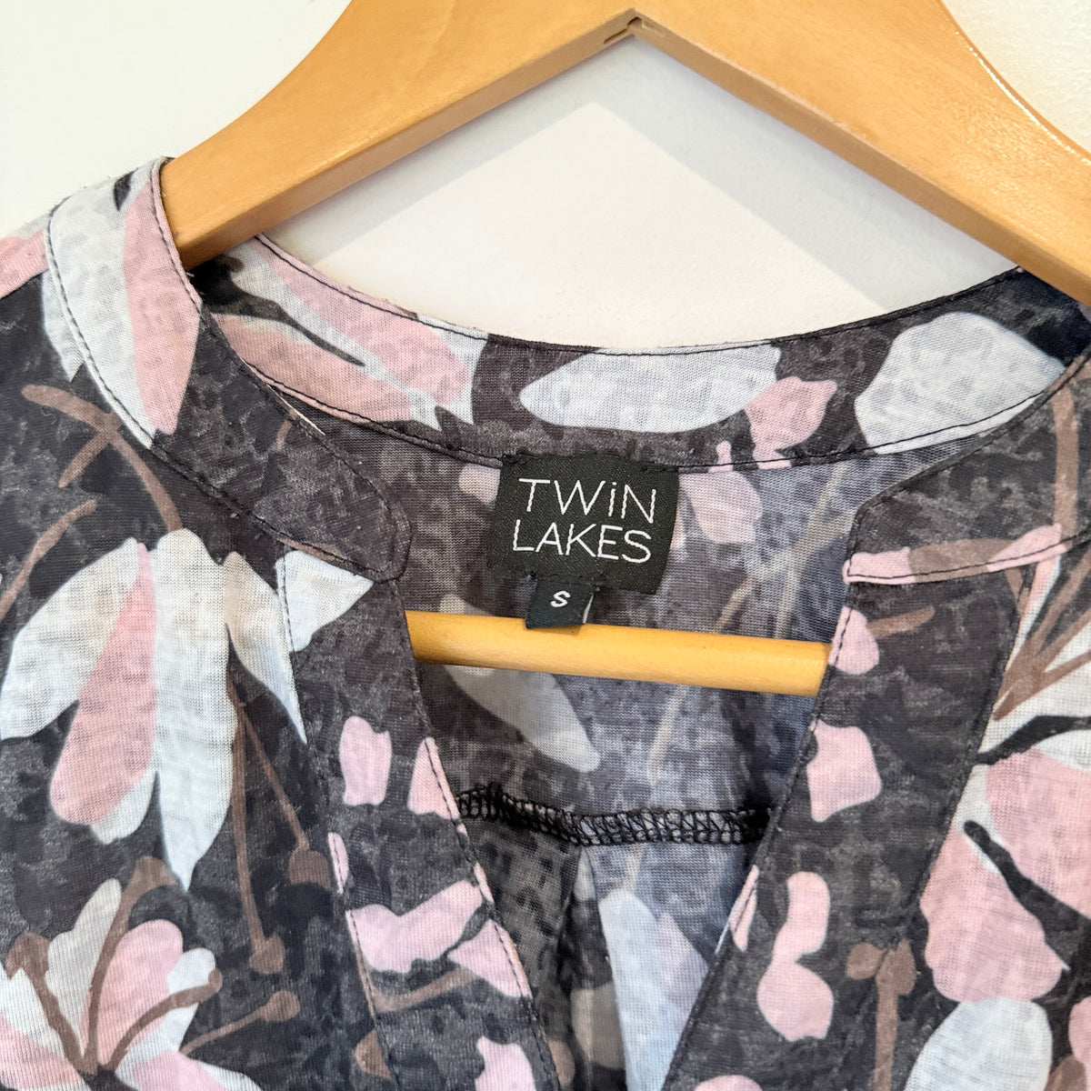 Twin Lakes Charcoal and Pink Leaf Print Top Size S