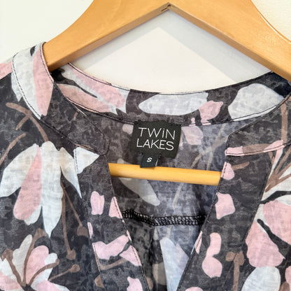 Twin Lakes Charcoal and Pink Leaf Print Top Size S