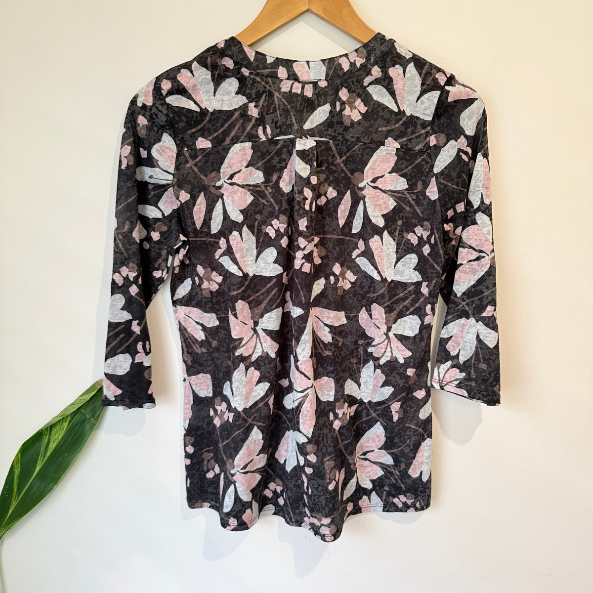 Twin Lakes Charcoal and Pink Leaf Print Top Size S