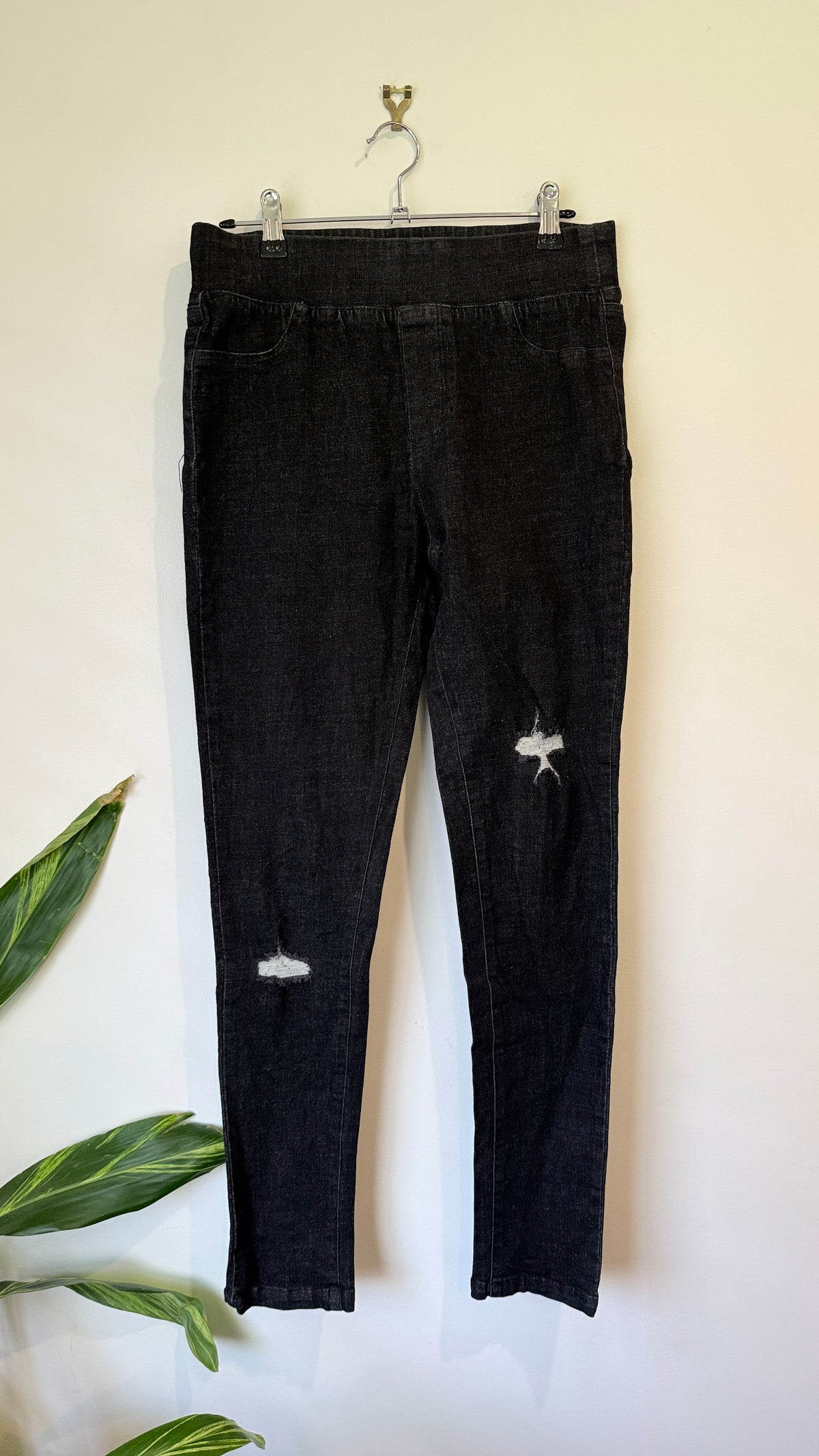 Classified With Love Size M Black Distressed Jeggings