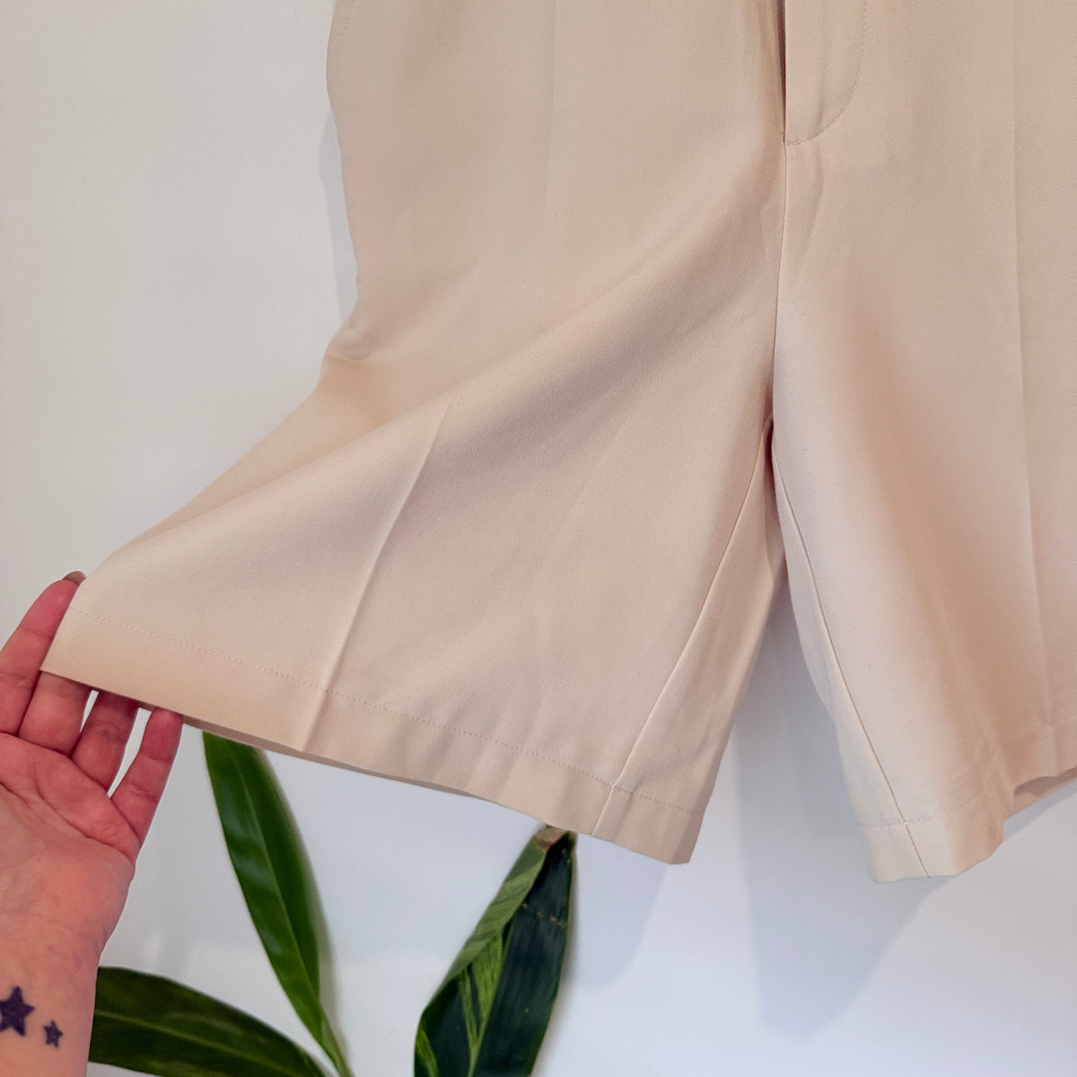 Hopeshow Cream Tailored Shorts Size M - 70cm waist