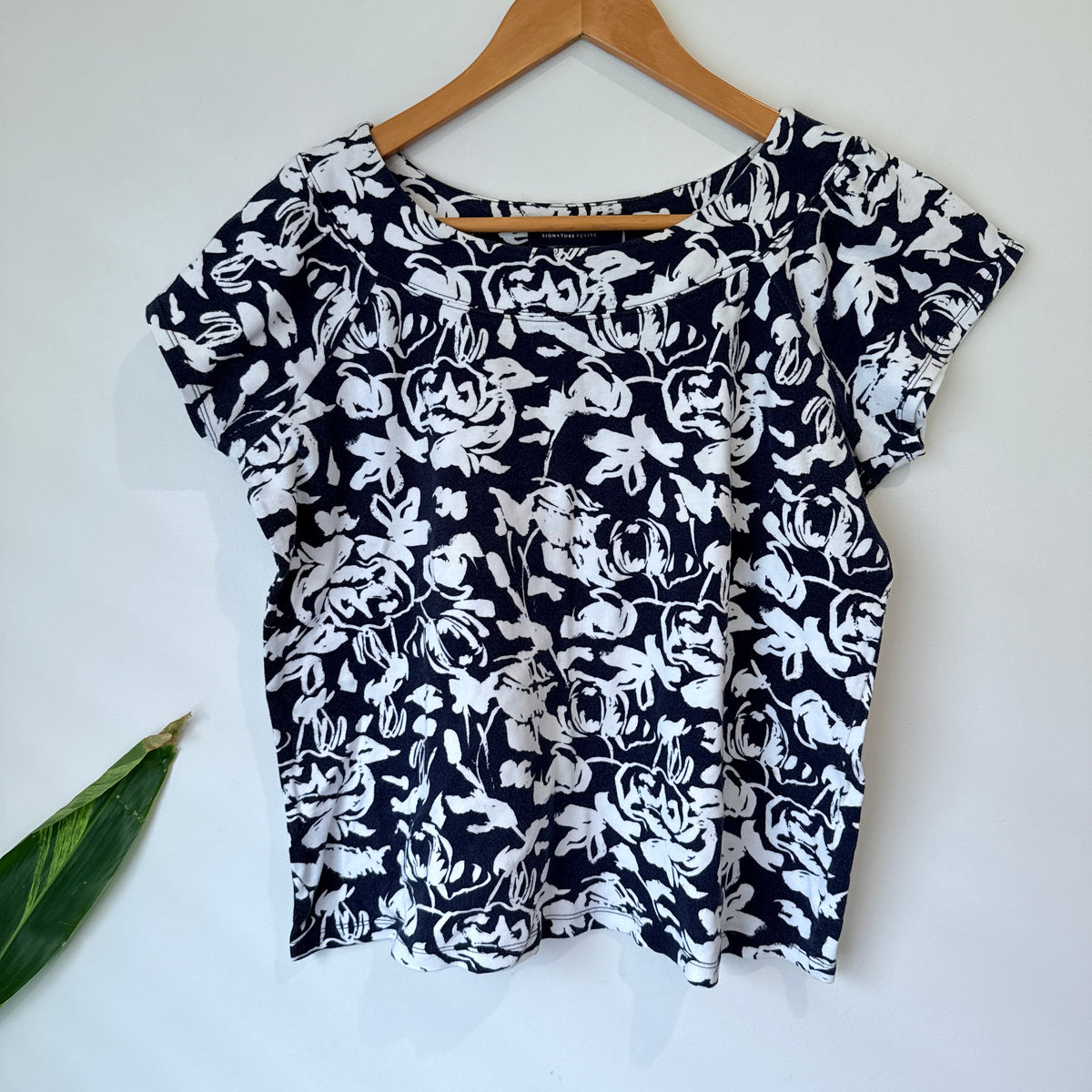 Jones New York Navy White Floral Top Size L Petite