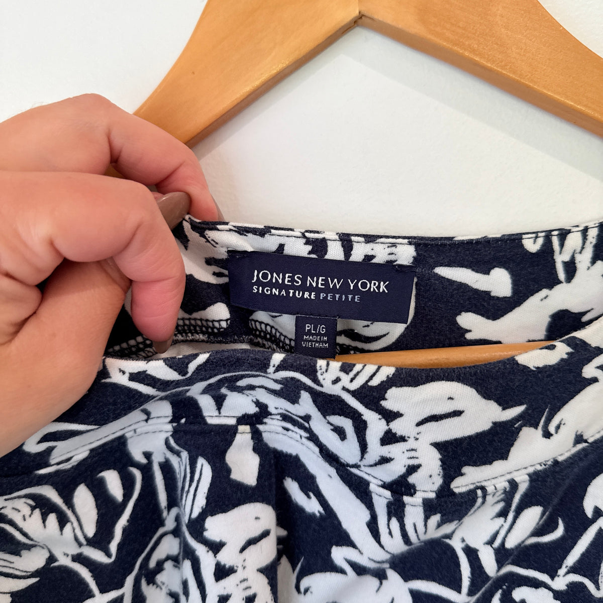 Jones New York Navy White Floral Top Size L Petite