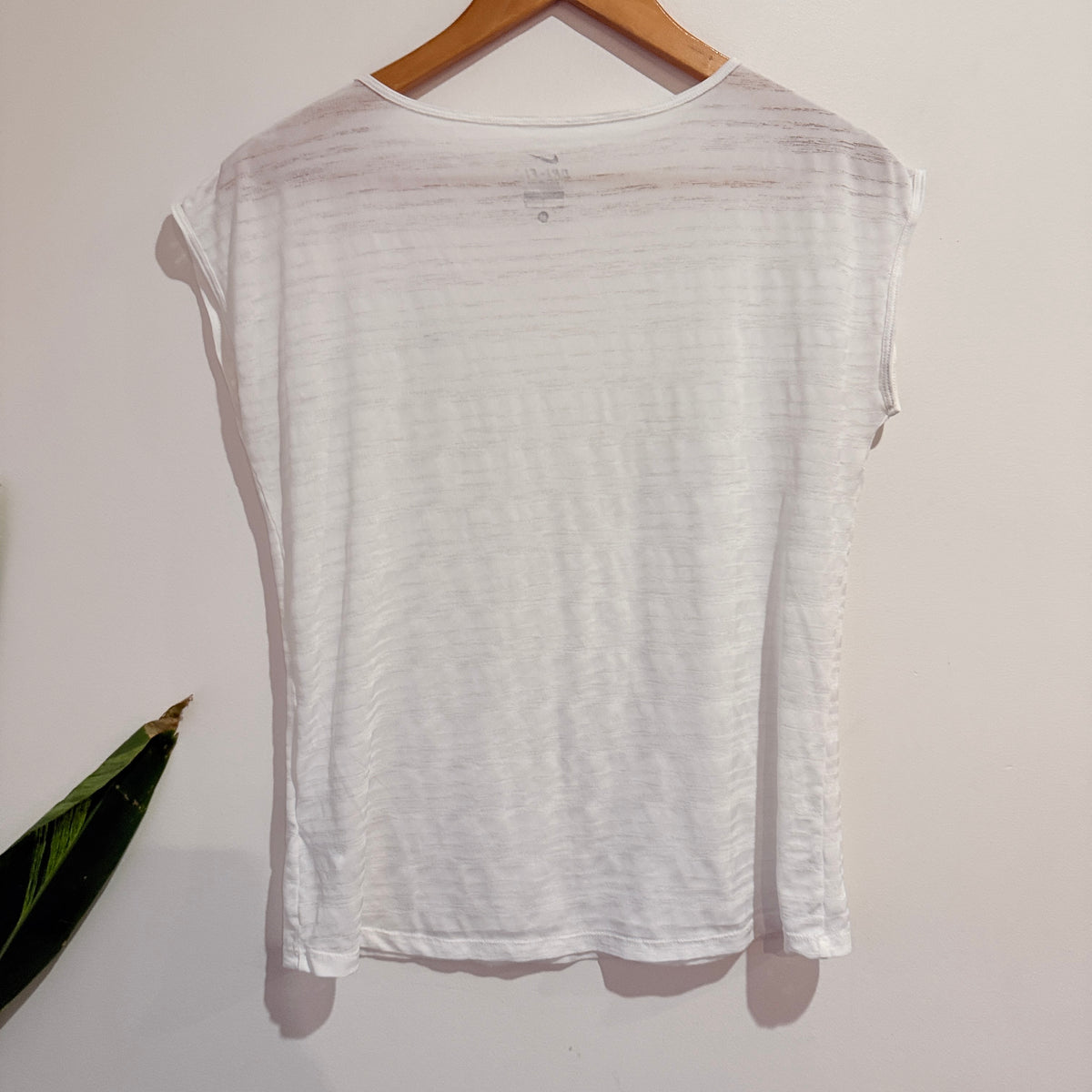 Nike Dri-FIT White Activewear Tee Size M