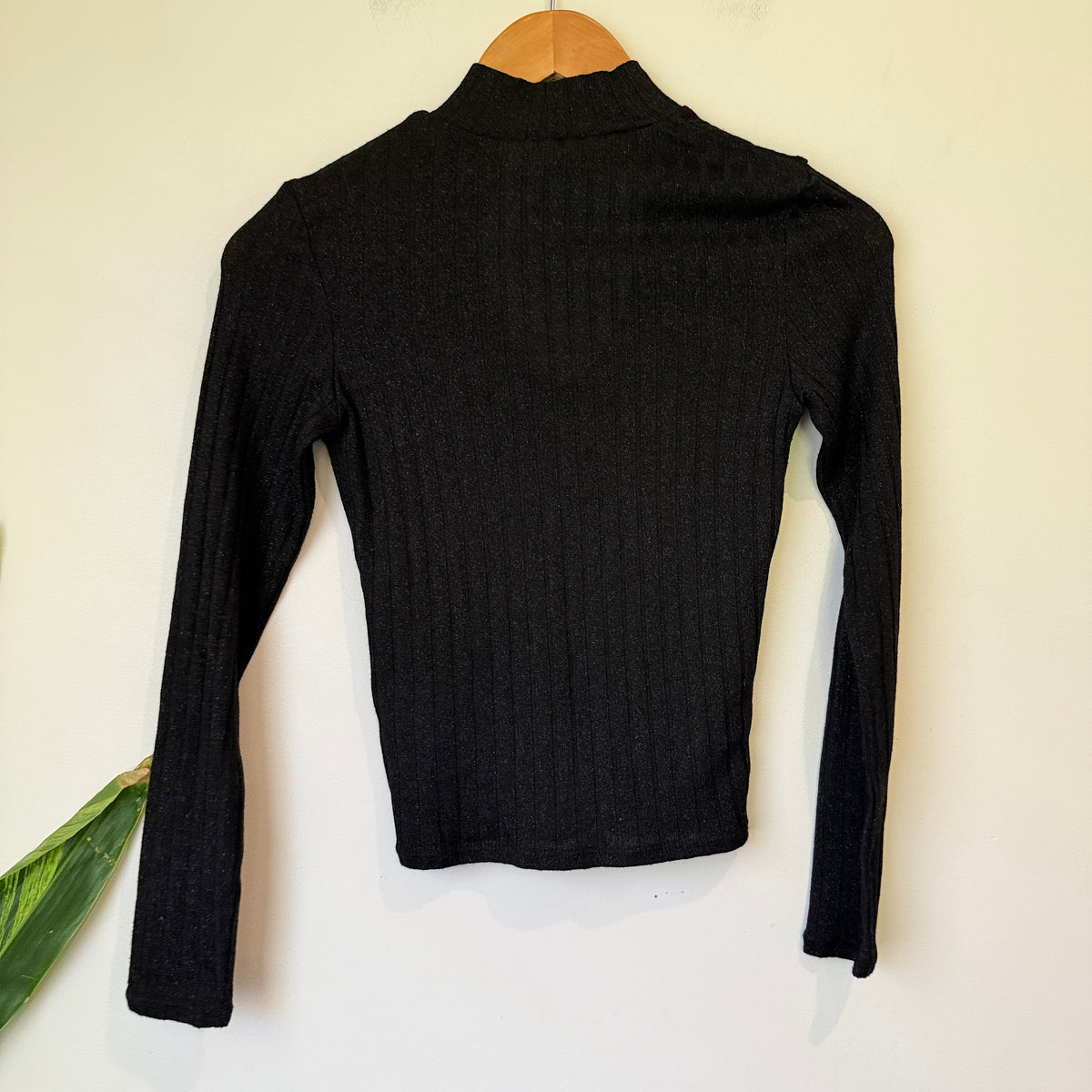 Divided Metallic Rib Keyhole Long Sleeve Top Size XS