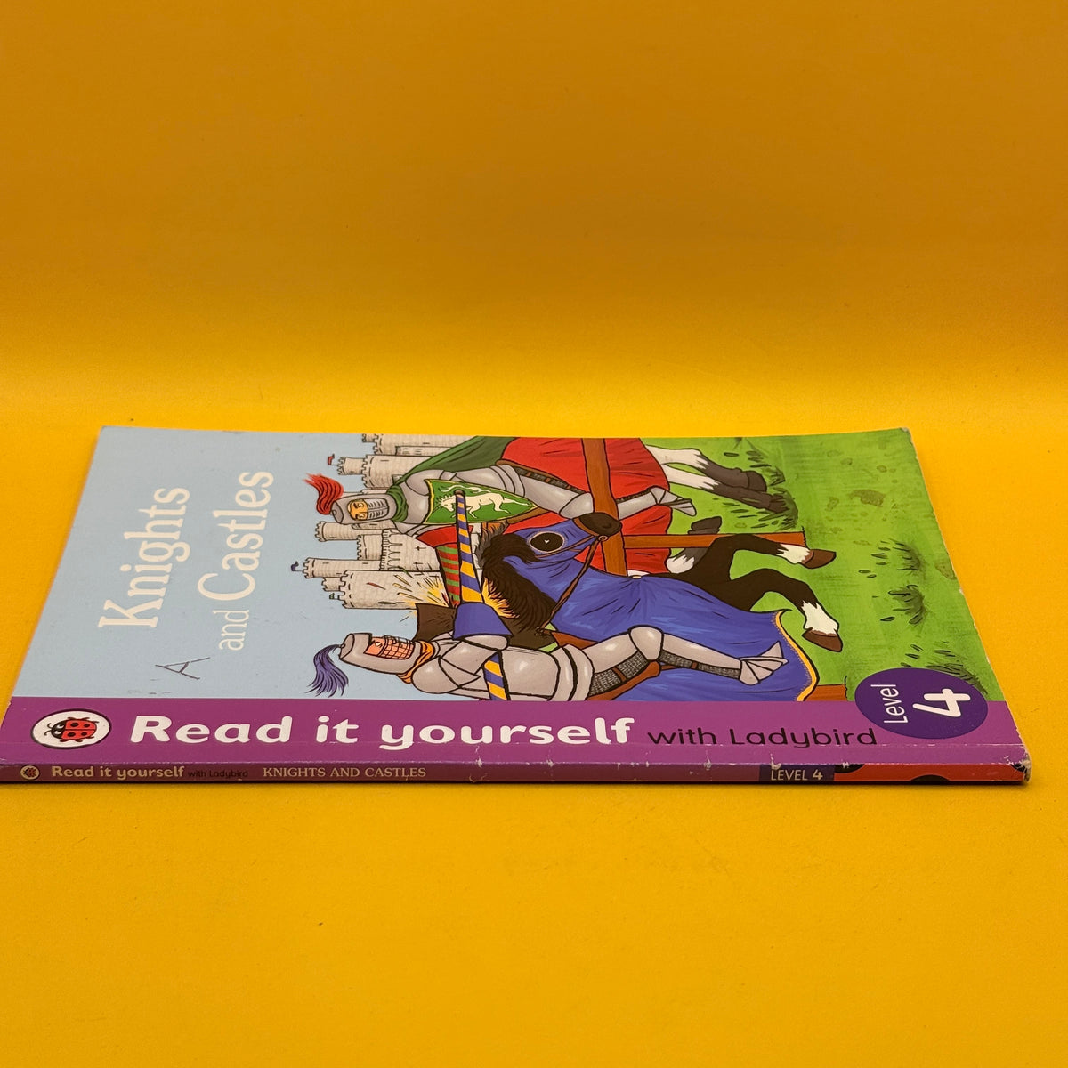 Knights and Castles: Read It Yourself with Ladybird, Level 4 by Ladybird