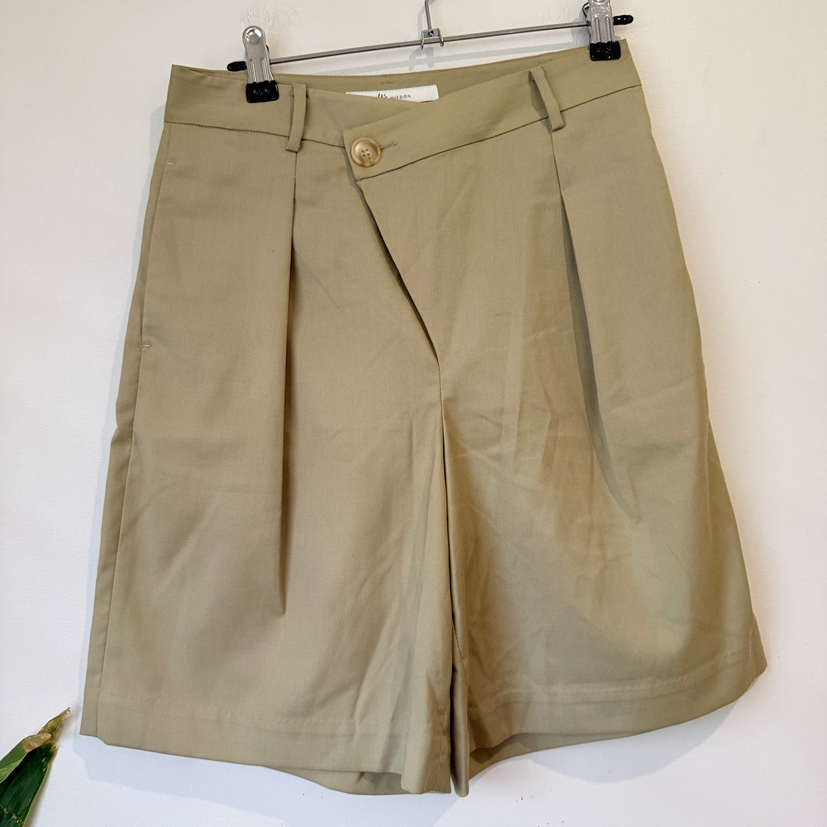 H's Huesign Beige Pleated Tailored Shorts Size S - 72cm Waist