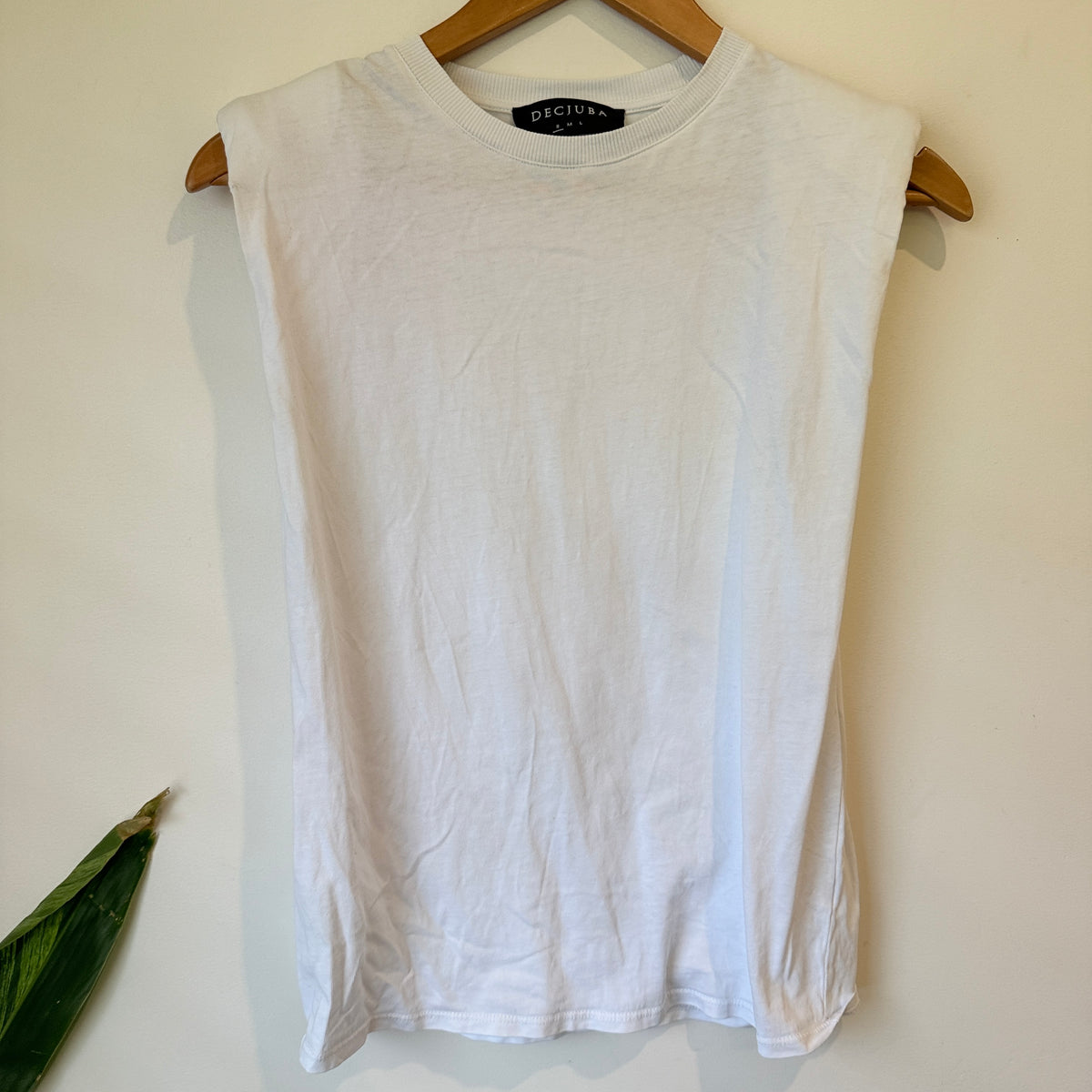Decjuba White Sleeveless Tee Size S
