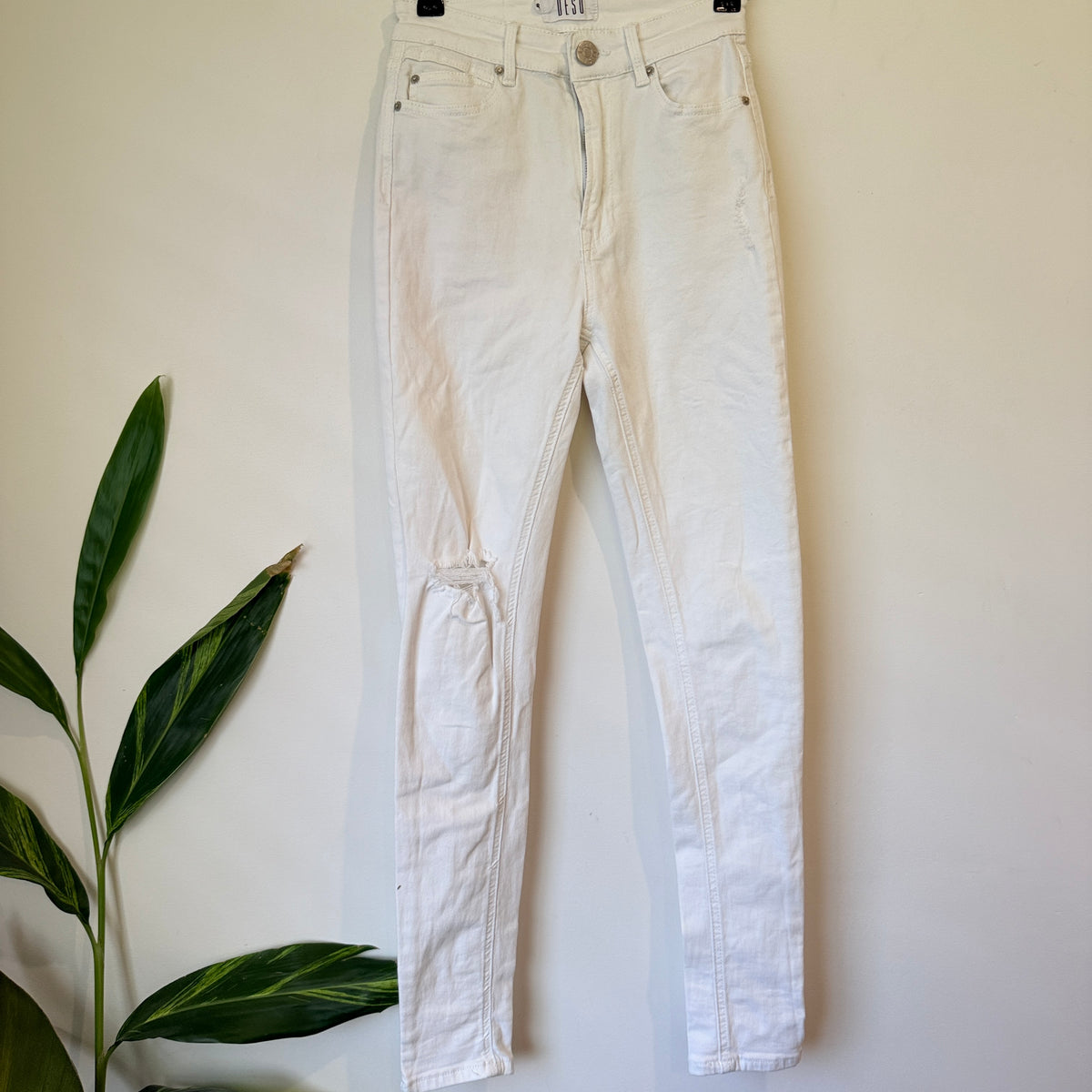 Desu White Ripped Knee Skinny Jeans Size 8