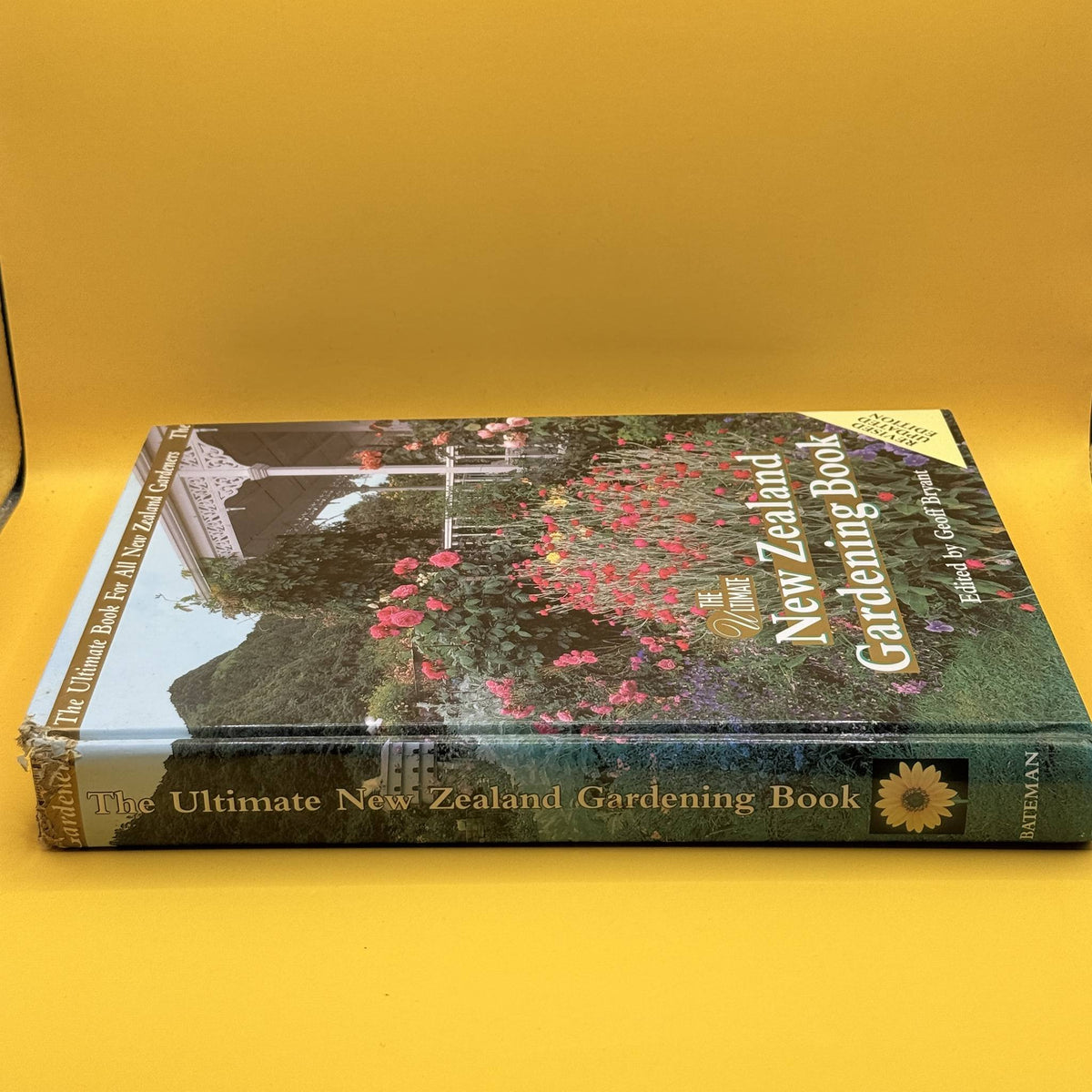 The Ultimate New Zealand Gardening Book by Geoff Bryant