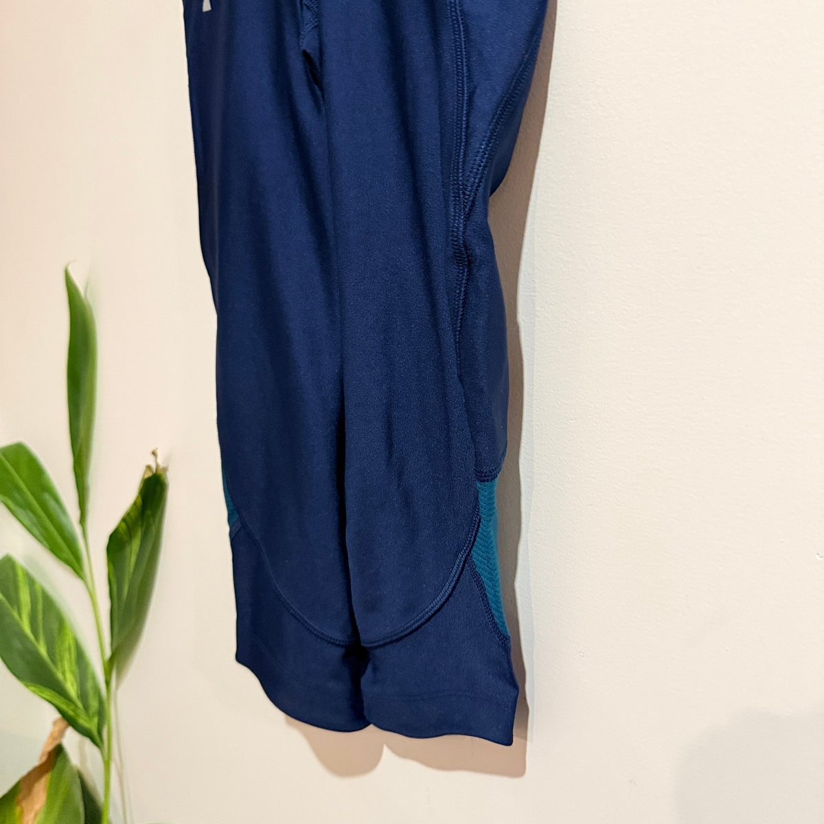 Under Armour HeatGear Navy & Teal Compression Crop Leggings Size S