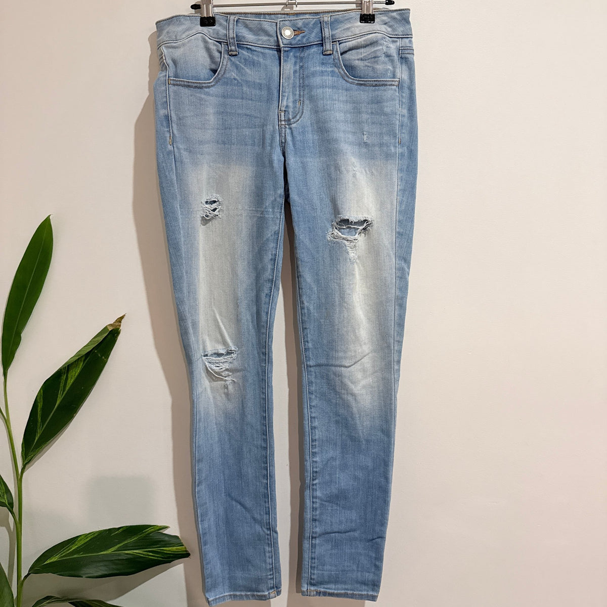 American Eagle Light Wash Distressed Jegging Size 10