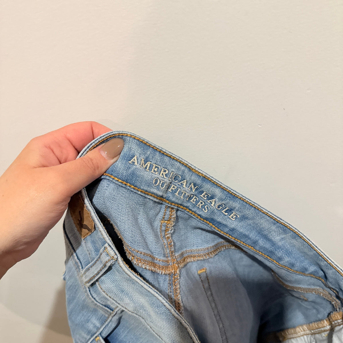 American Eagle Light Wash Distressed Jegging Size 10