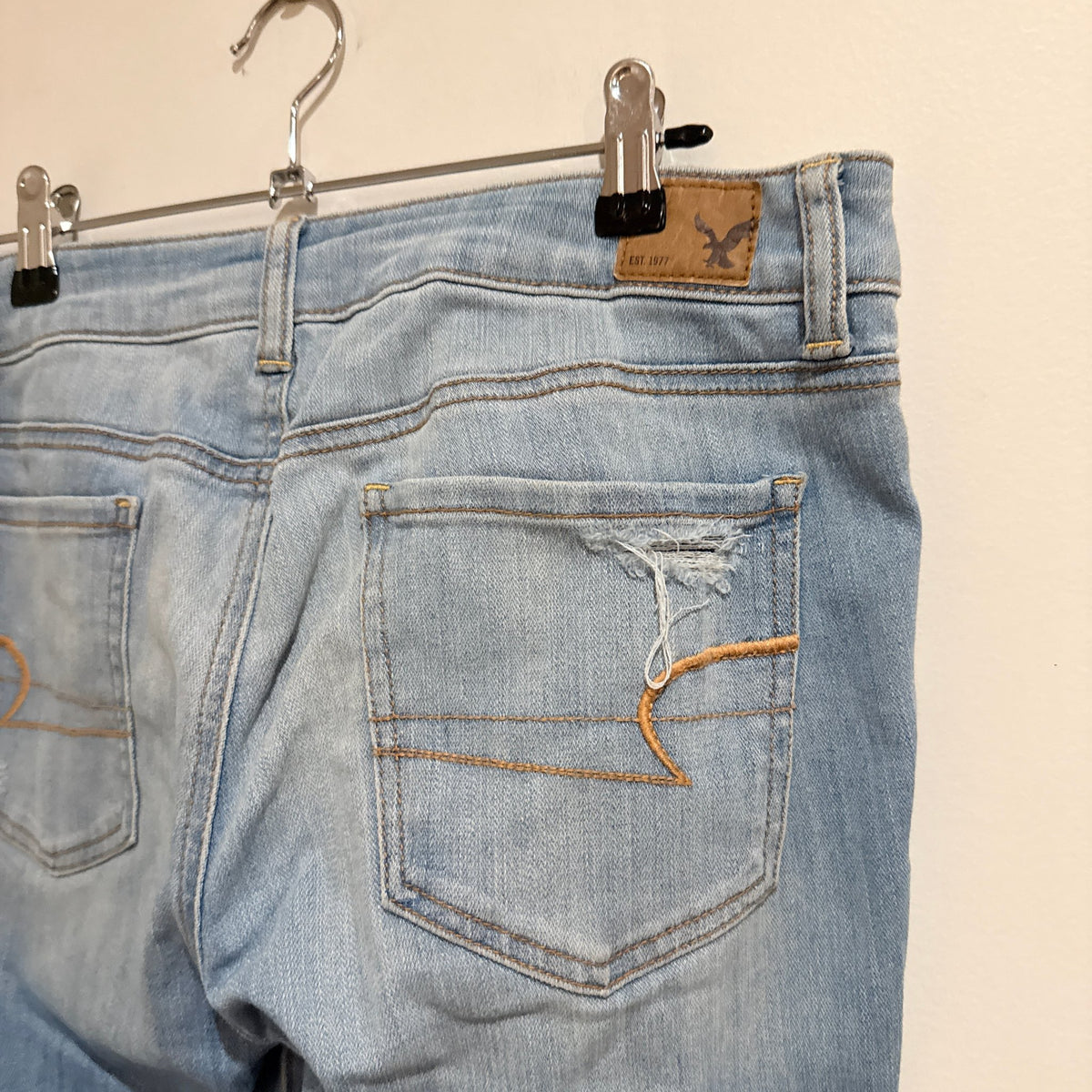 American Eagle Light Wash Distressed Jegging Size 10