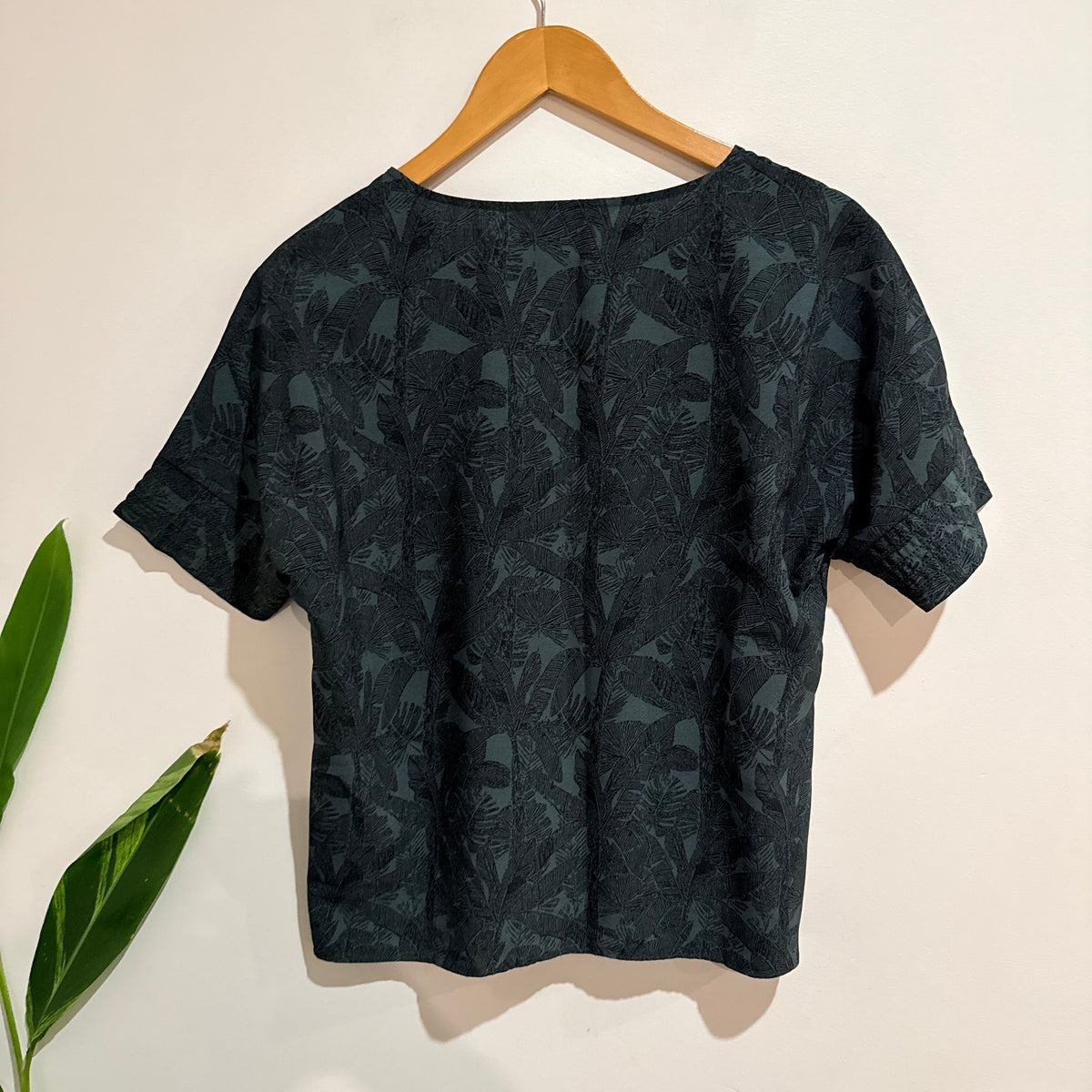 Whistle Petite Dark Green Palm Print Short Sleeve Top Size 10