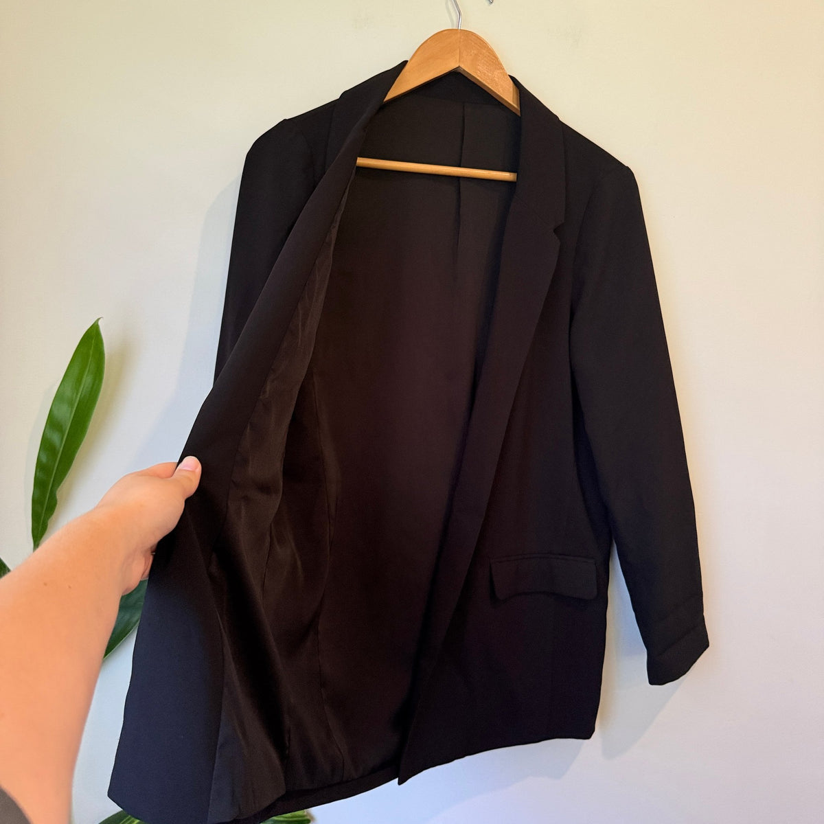 Brand Unknown Open-front Black Blazer Size U/Arm to U/Arm 51cm