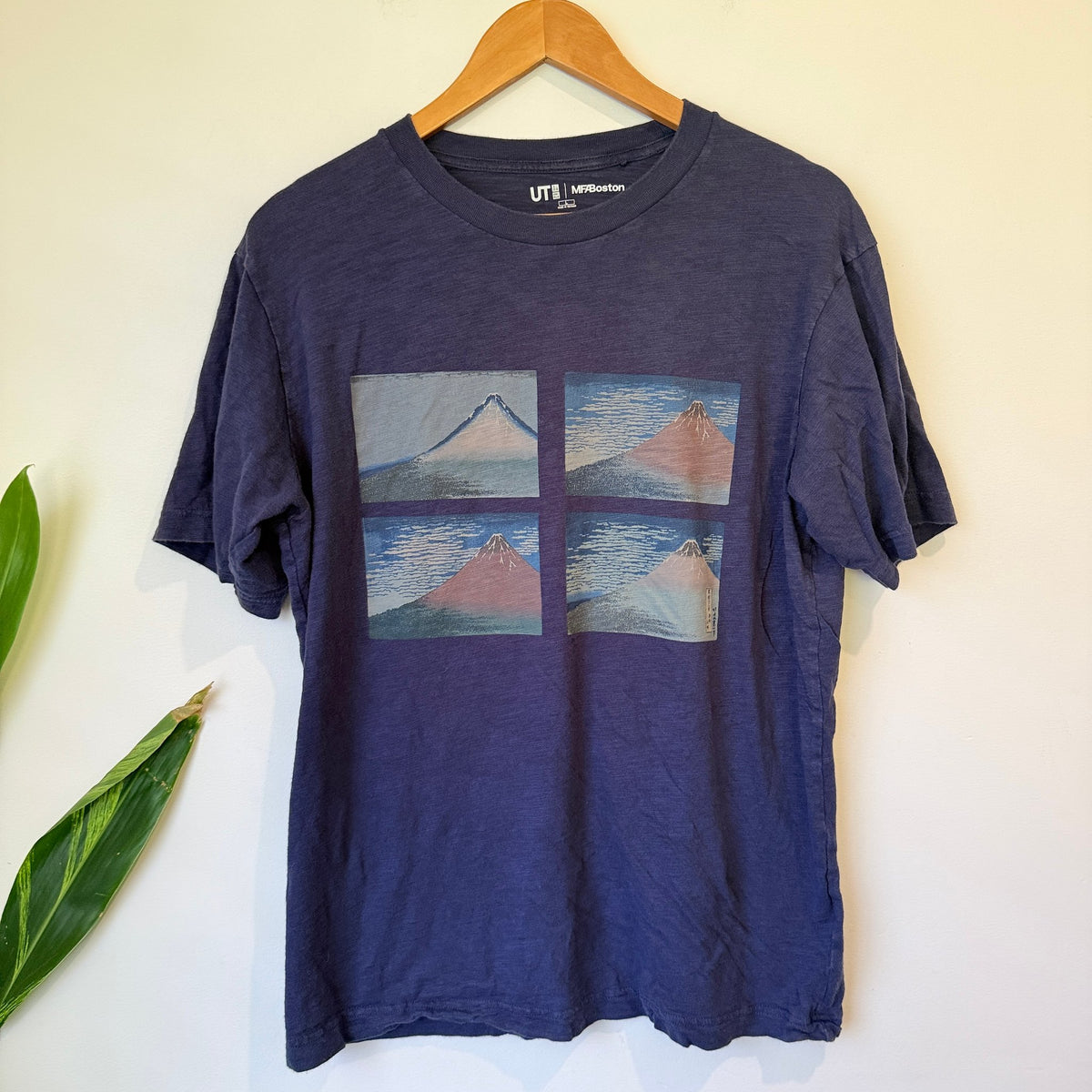 Uniqlo UT x MFA Boston Navy Mount Fuji Print Tee Size L