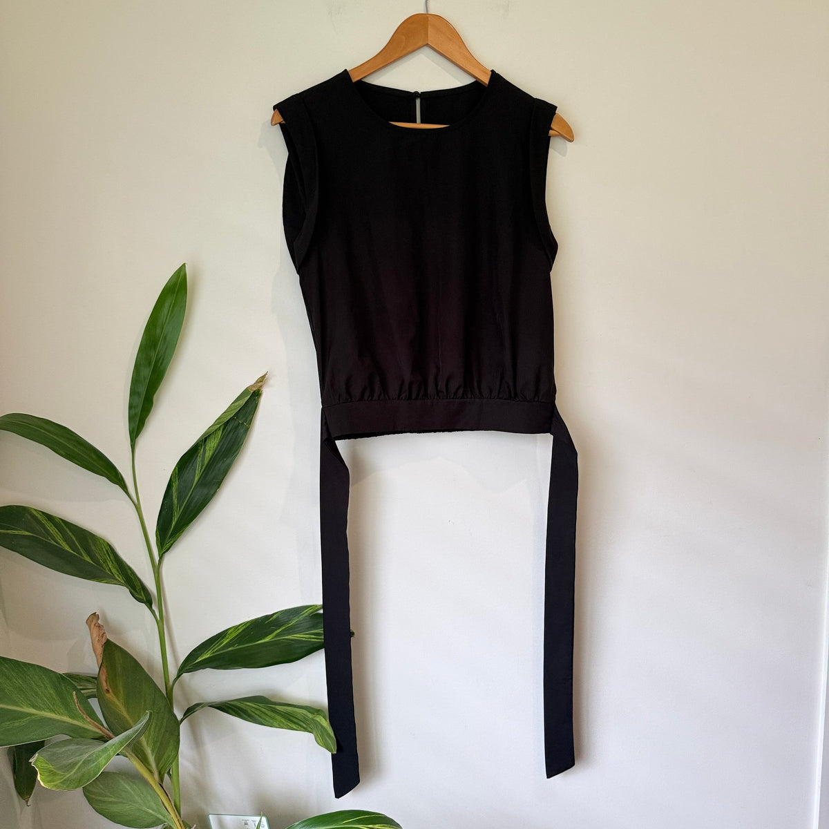 Brand Unknown Round-neck Sleeveless Top Size S | U/Arm to U/Arm 45cm