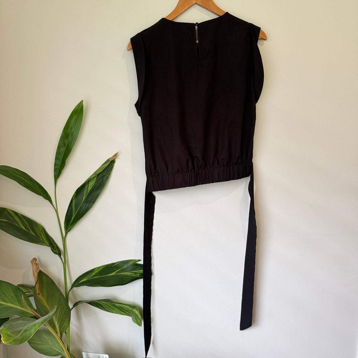 Brand Unknown Round-neck Sleeveless Top Size S | U/Arm to U/Arm 45cm