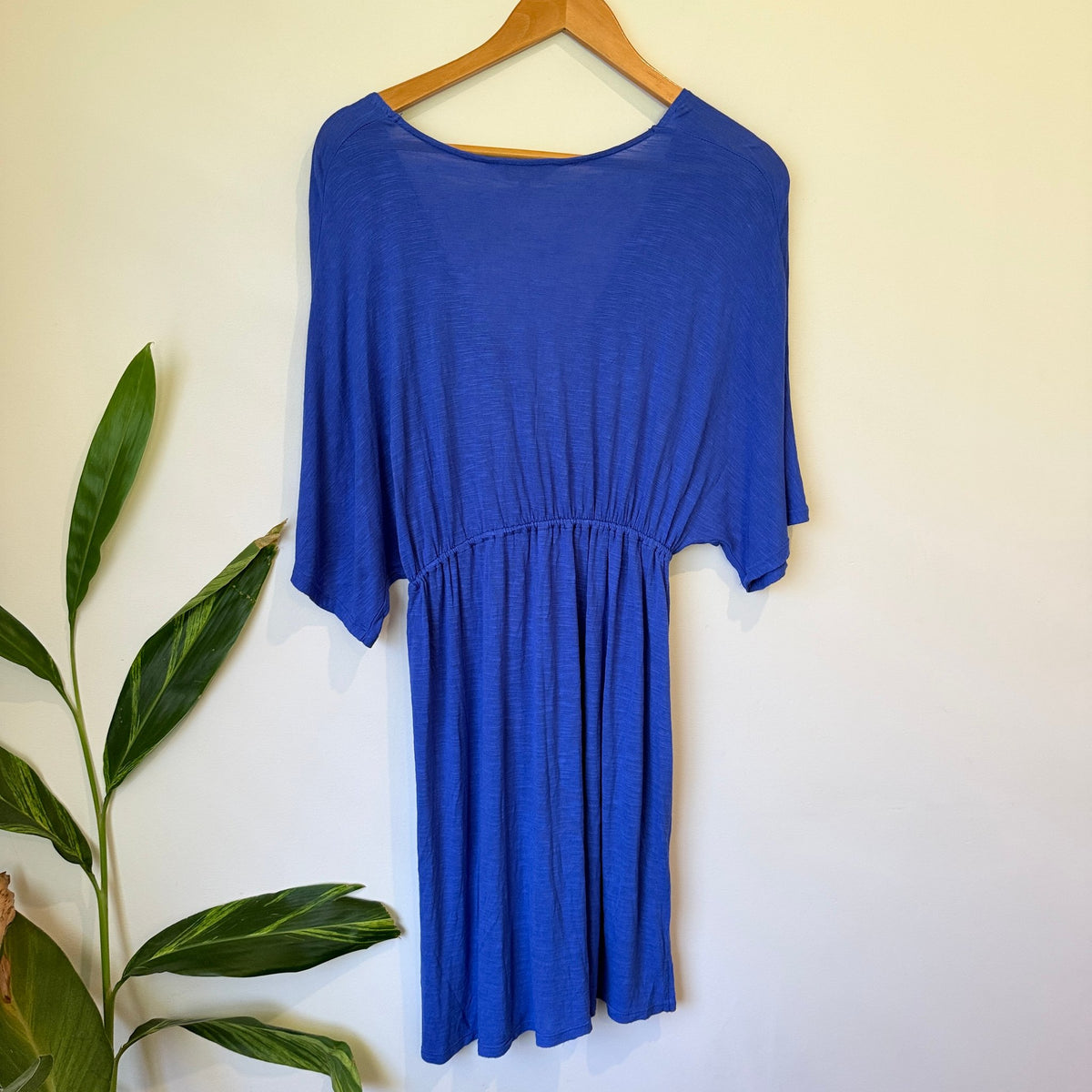 Capture Short-sleeve V-neck Dress Size 14
