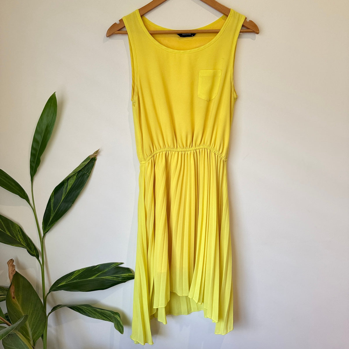 Decjuba Sleeveless Pleated Dress Size 8