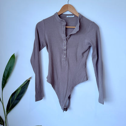 General Pants Co. Taupe Ribbed Button Front Long Sleeve Bodysuit Size M