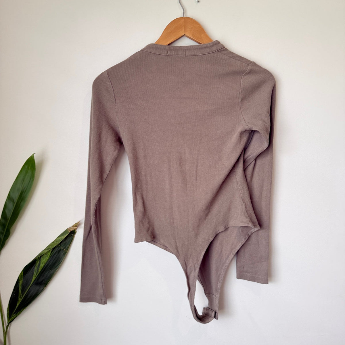 General Pants Co. Taupe Ribbed Button Front Long Sleeve Bodysuit Size M
