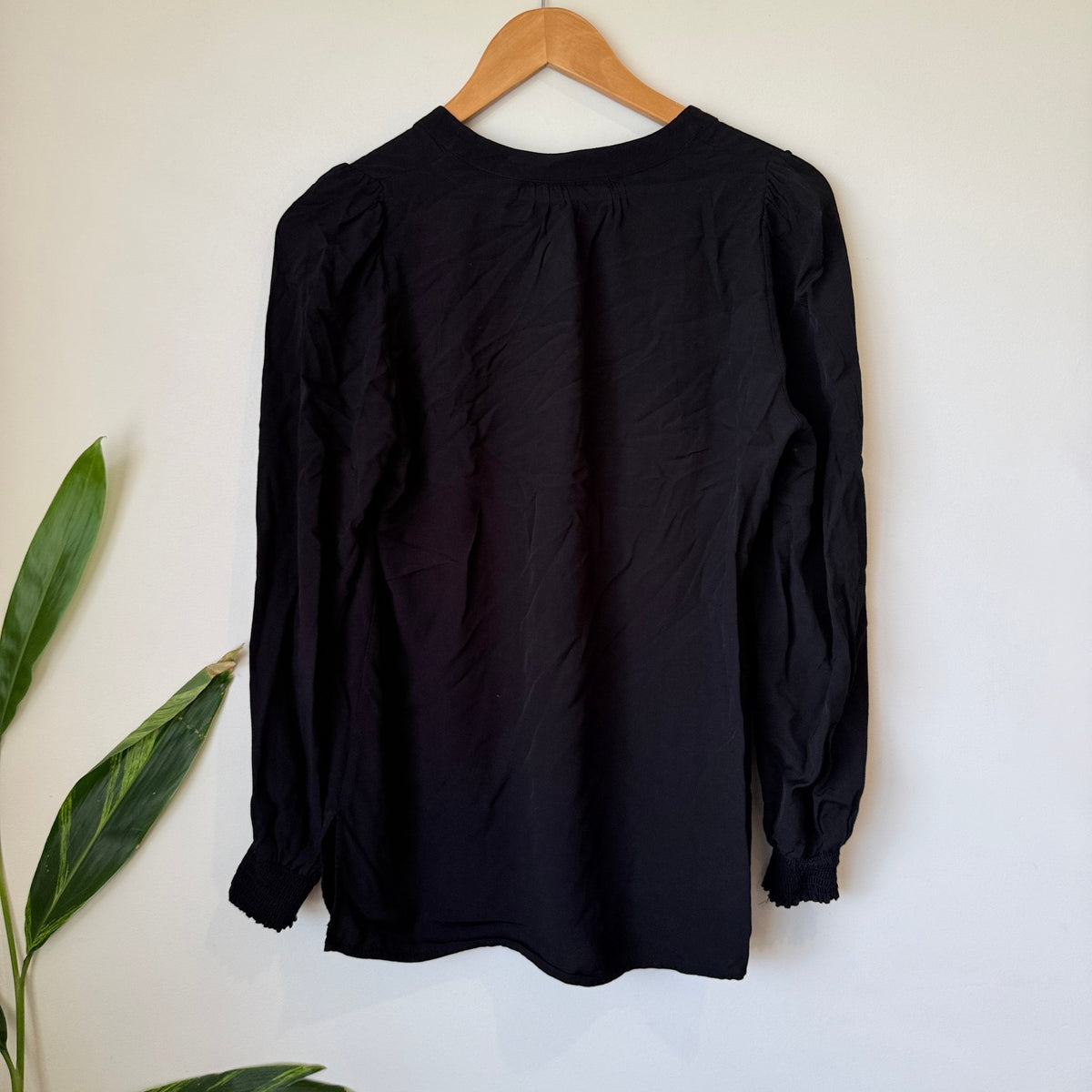 Country Road Black V-Neck Blouse Size 6
