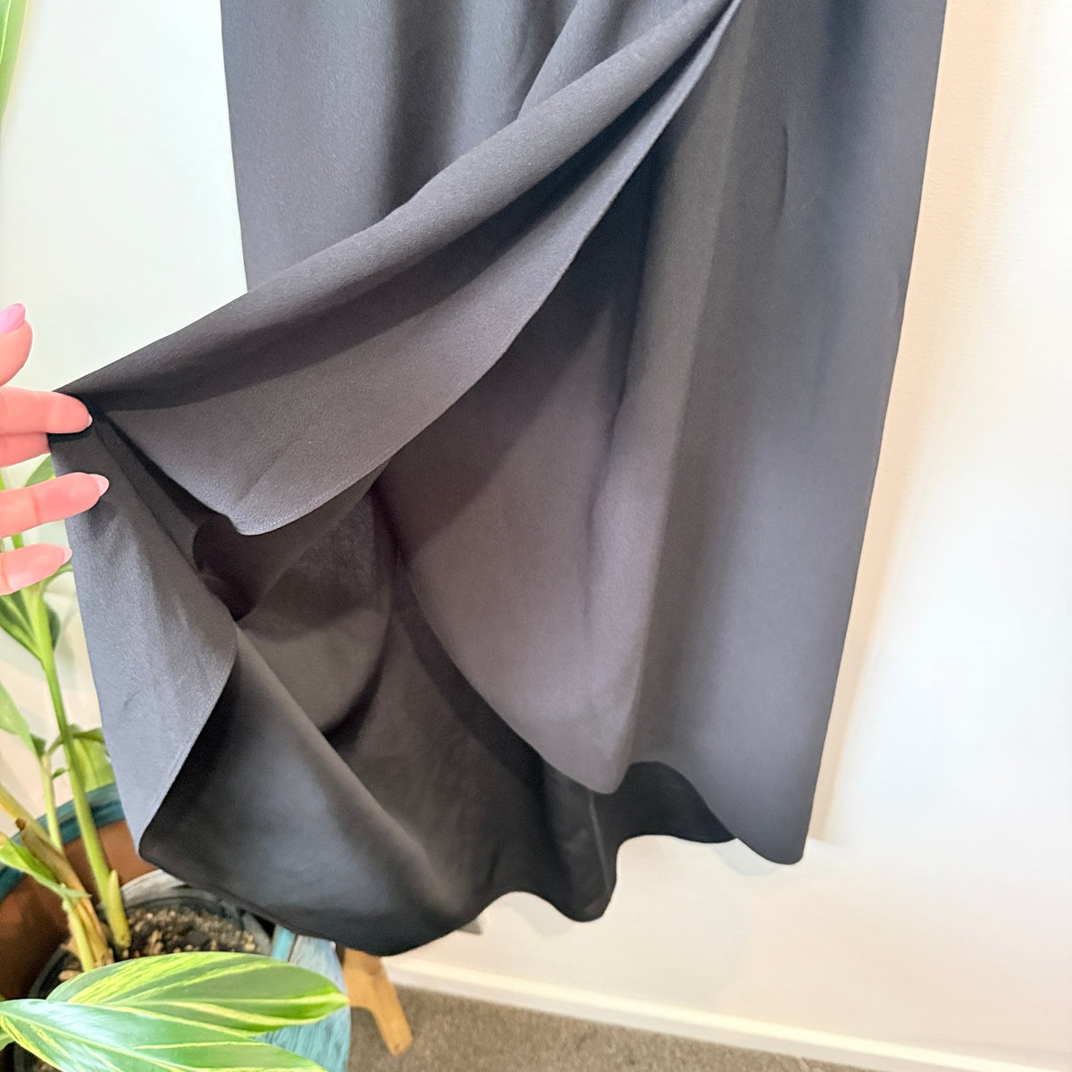 Black Sleeveless Elastic Waist Wrap Skirt Midi Dress - 43cm u/arm