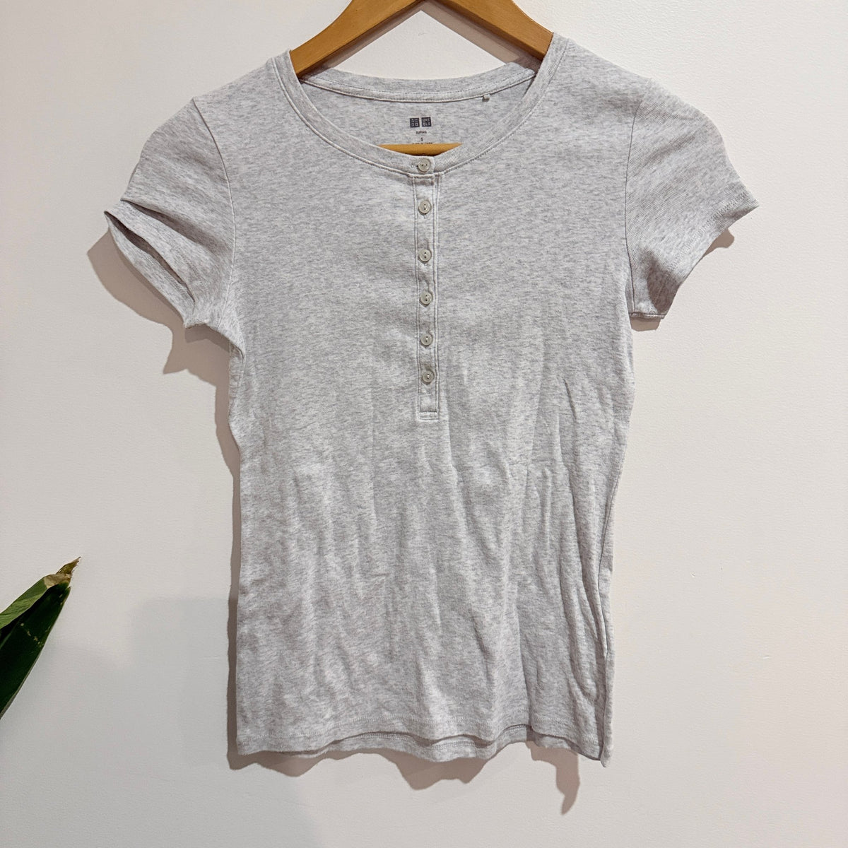 Uniqlo Supima Light Grey Ribbed Henley Tee Size S