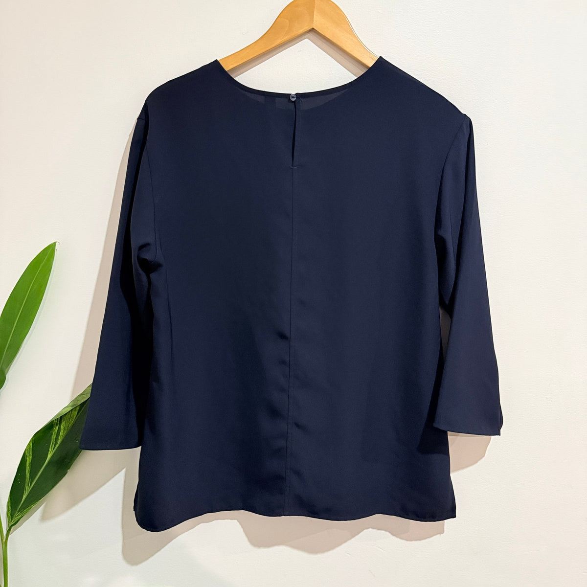 Uniqlo Navy 3/4 Sleeve Crepe Blouse Size M