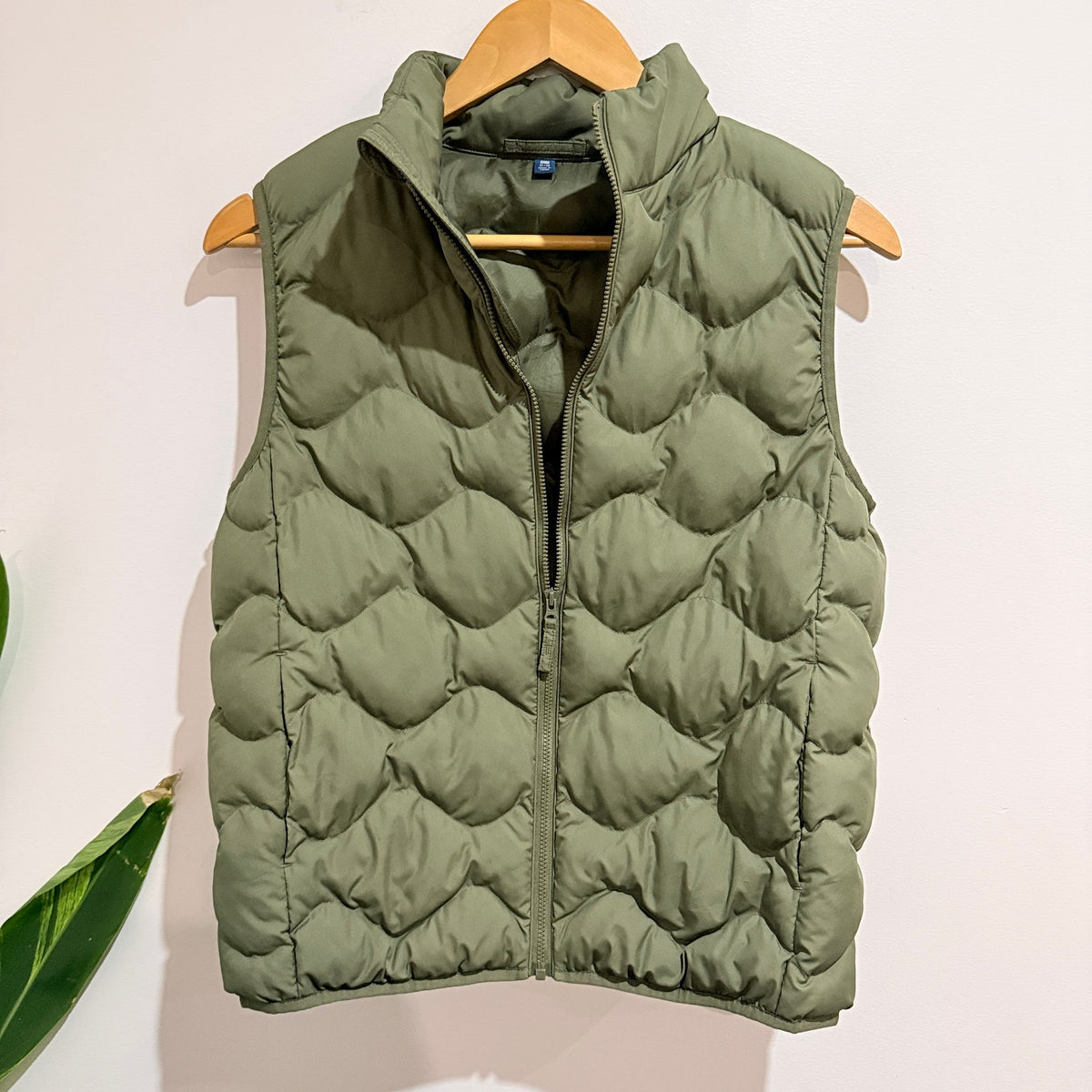 Uniqlo Kids Olive Wave Quilted Puffer Vest Size 11-12